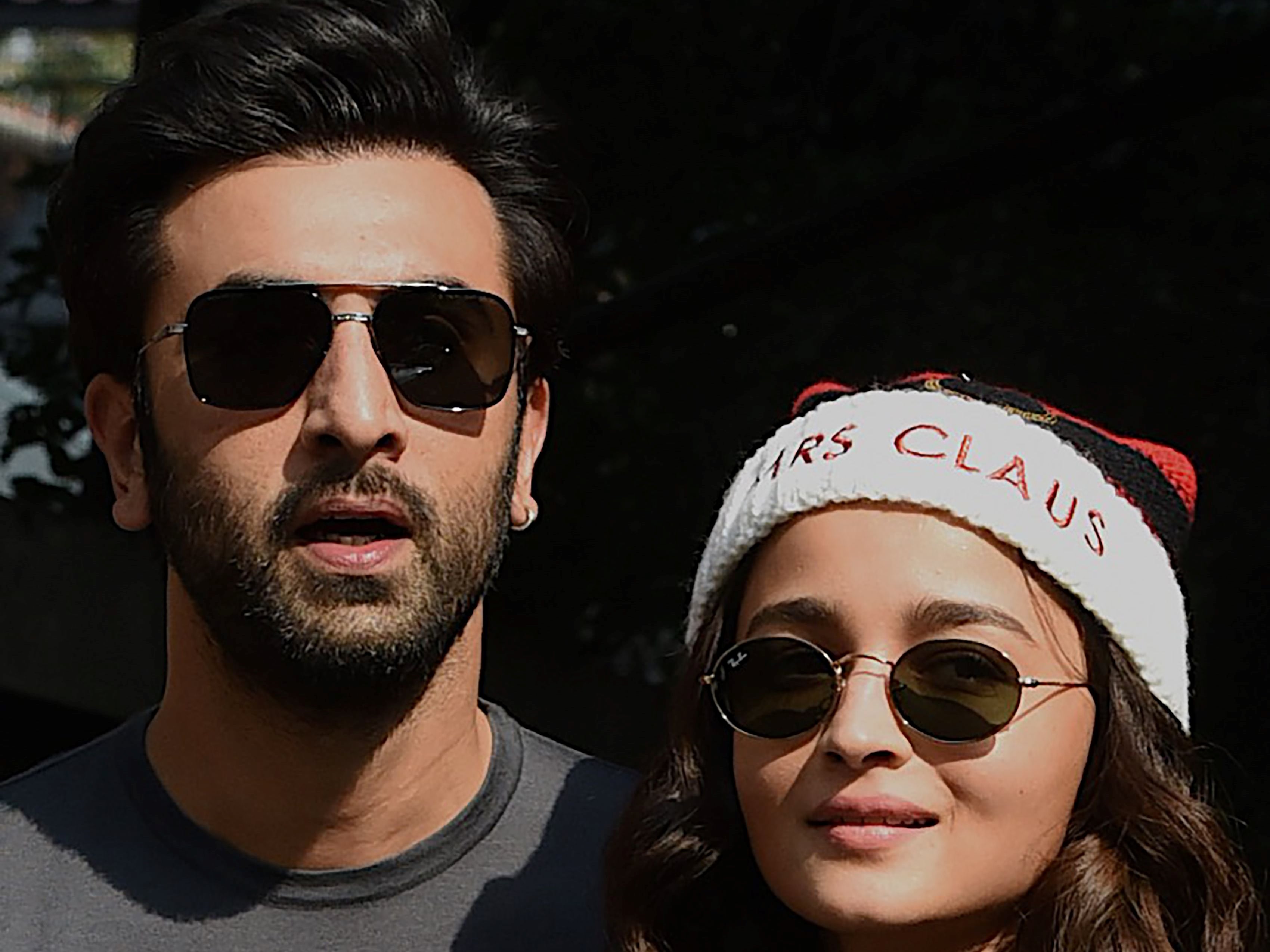 Aktor Bollywood Ranbir Kapoor (kiri) dan Alia Bhatt tiba untuk makan siang pada Hari Natal di Mumbai pada 25 Desember 2020. 