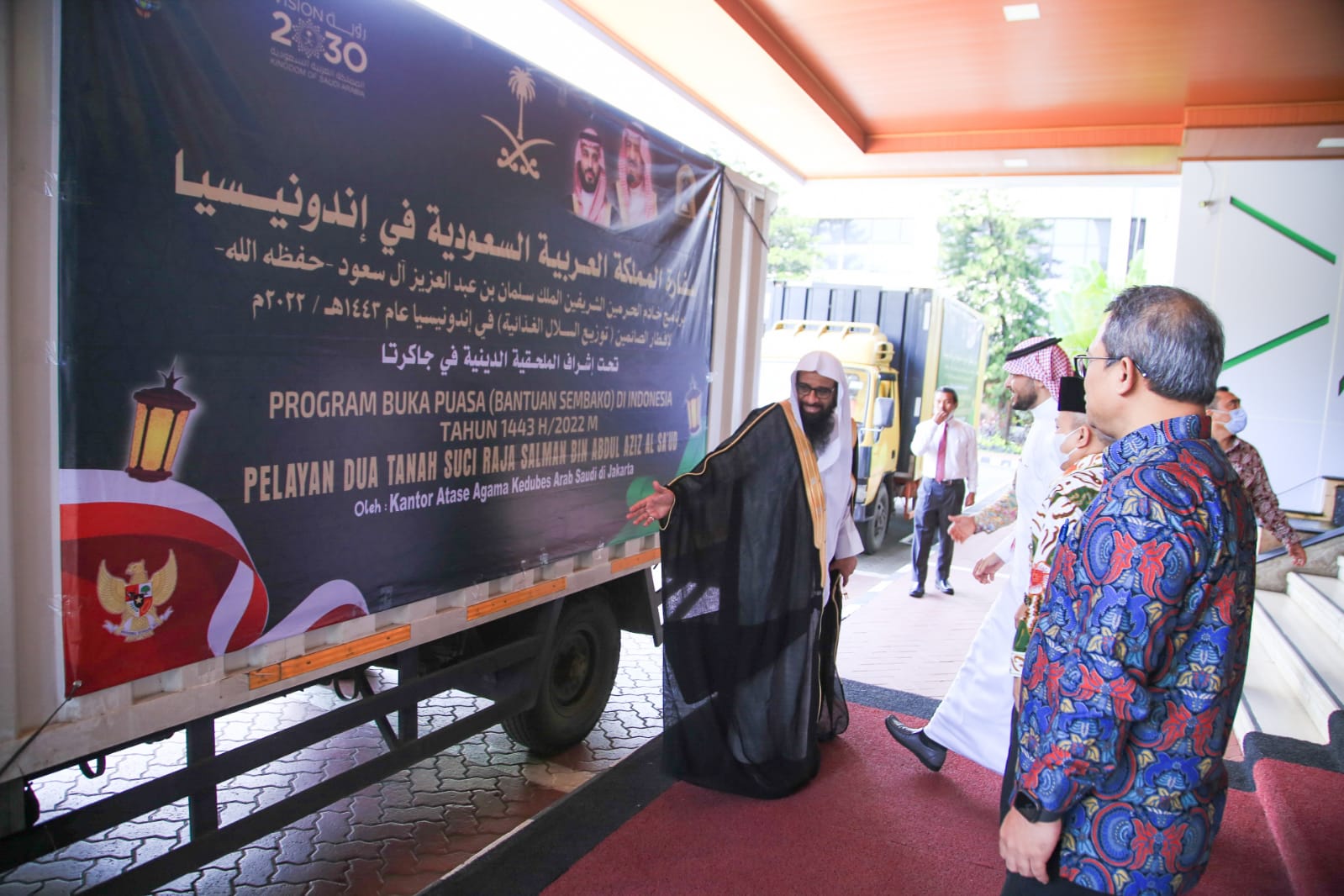 Penyerahan 1 ton kurma, sembako dan ribuan mushaf Alquran dari Kerajaan Arab Saudi kepada Indonesia.