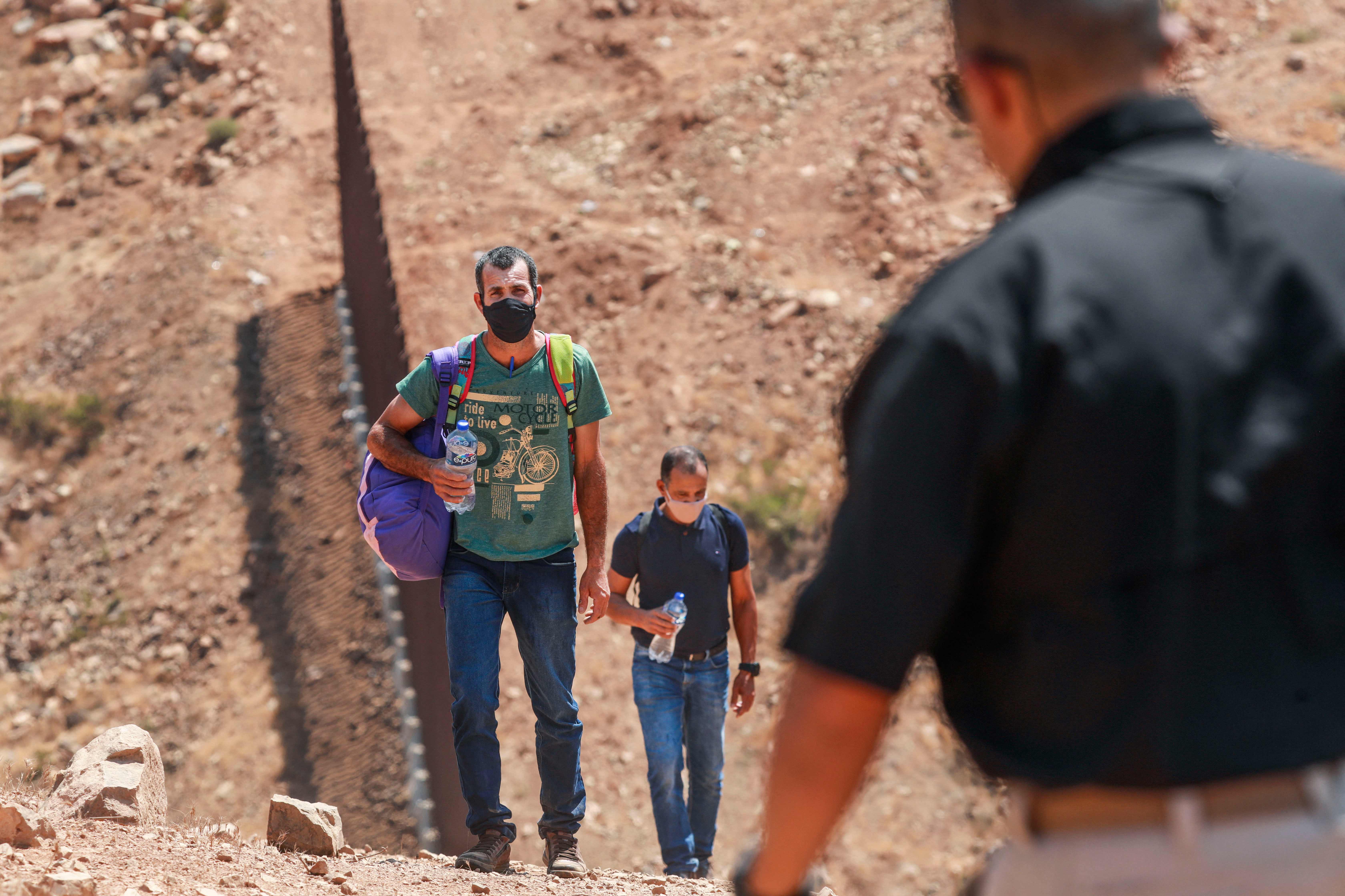 Petugas Perbatasan dan Bea Cukai siap menangkap imgran asal Brasil yang memasuki perbatasan di Otay Mesa, California, Amerika Serikat.