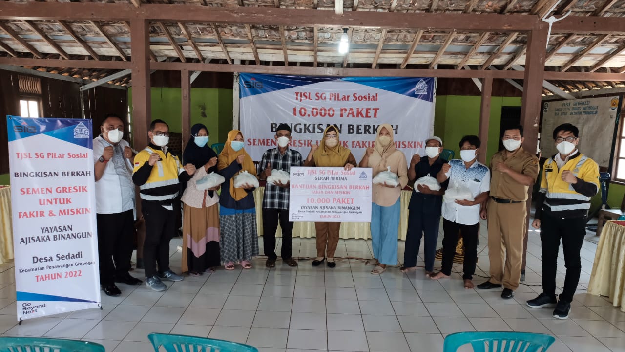 Manajemen Semen Gresik membagikan bingkisan untuk warga di Jawa Tengah senilai total Rp1,6 miliar