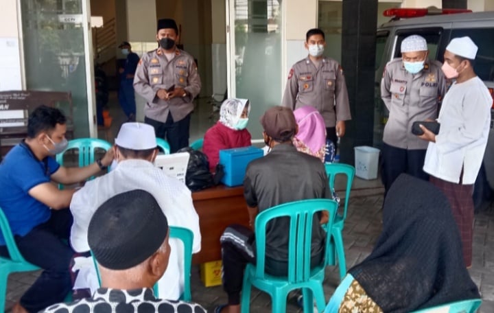 Warga mengikuti vaksinasi di Masjid Besar Baiturrahim, Dampit, Kabupaten Malang, Jawa Timur, Jumat (8/4)