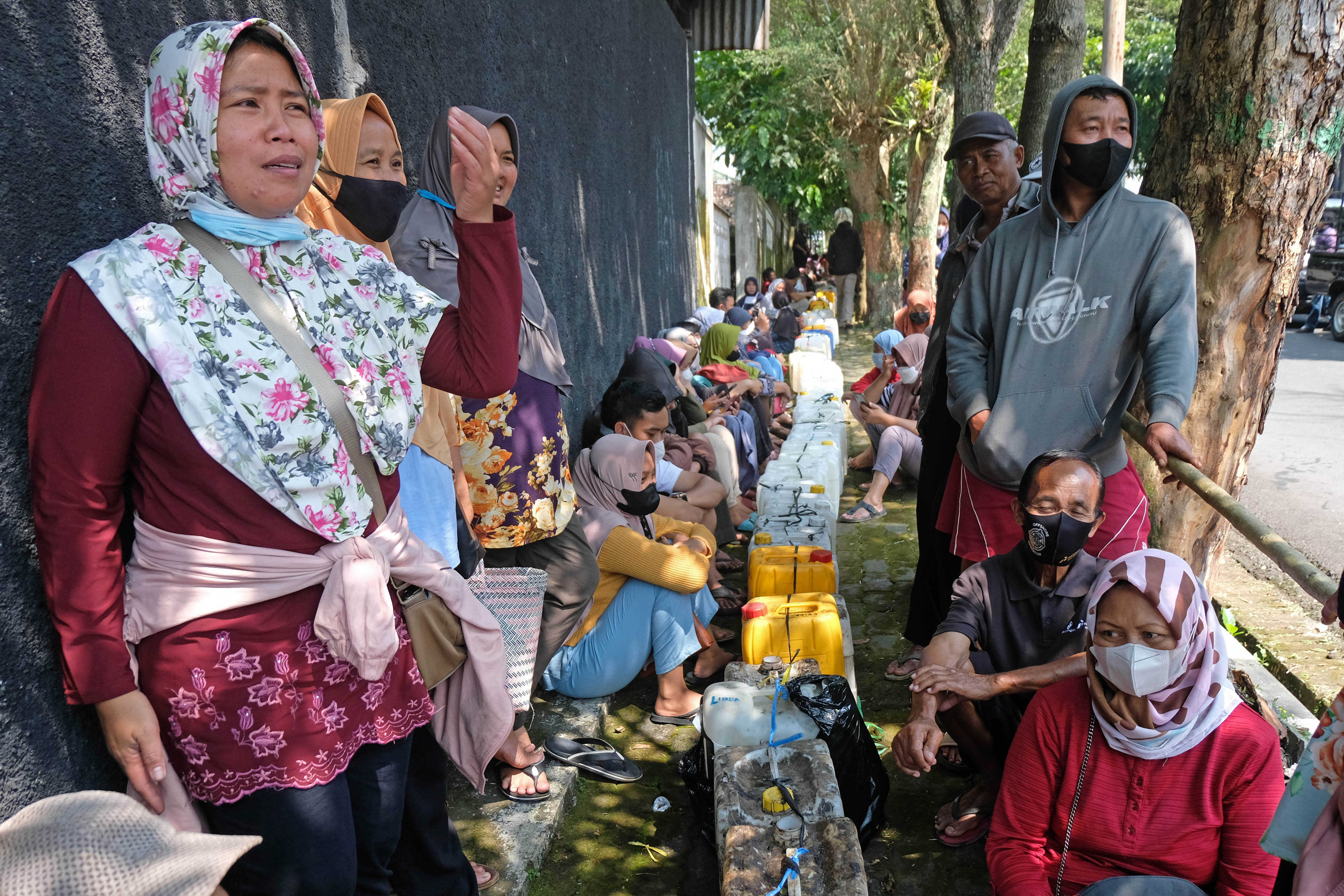 Warga antre membeli minyak goreng curah di distributor minyak goreng, Kota Temanggung, Jawa Tengah, Senin (11/4/2022).