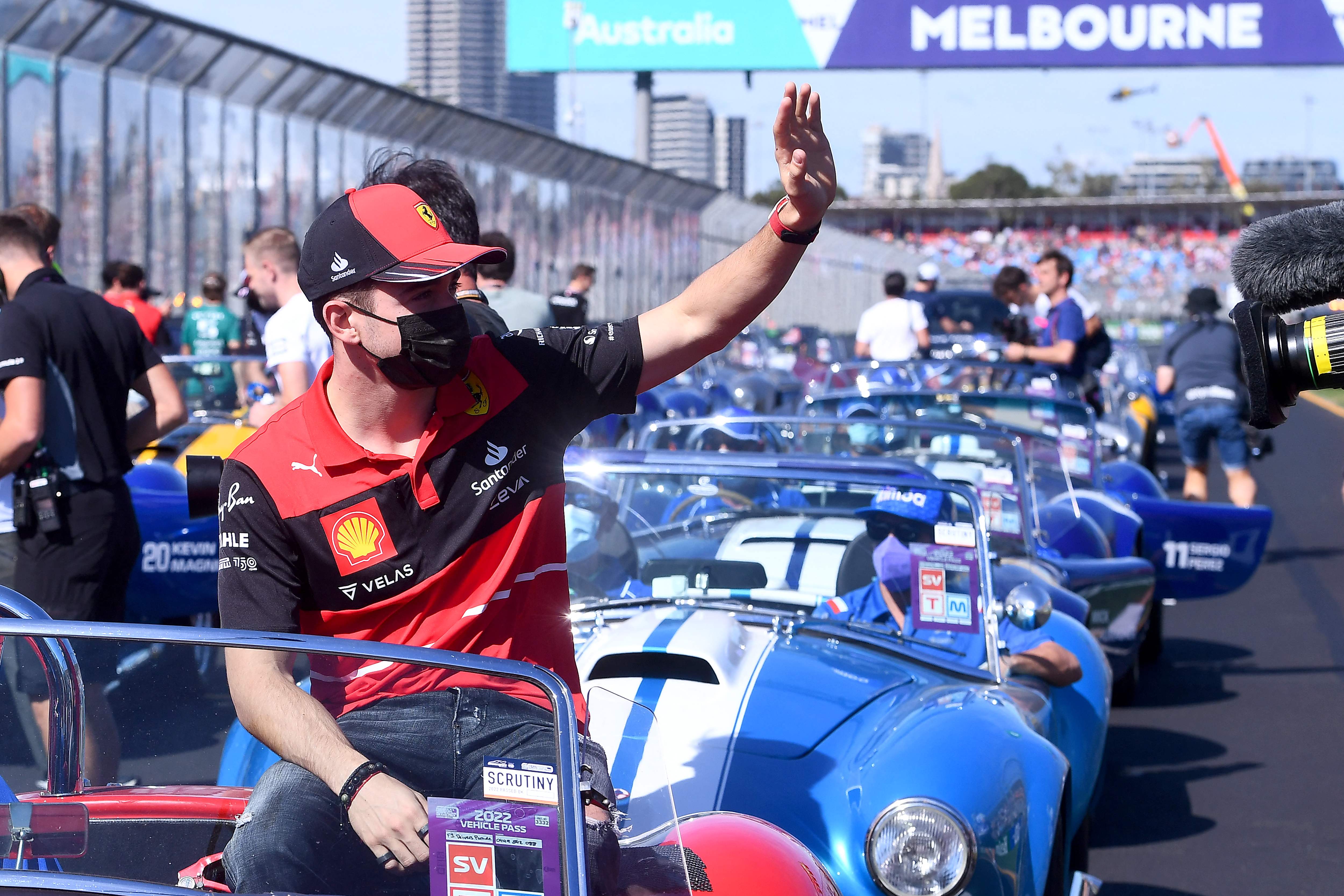 Pembalap tim Ferrari, Charles Leclerc, melambaikan tangan kepada para fans di GP Australia.
