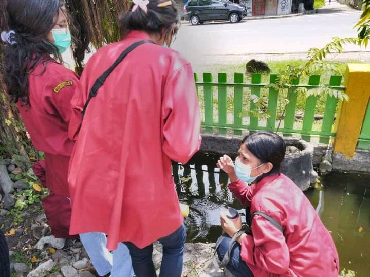 Mahasiswa dari akademi keperawatan (Akper) Elisabeth Lela Maumere menjadi petugas Jumantik untuk menekan DDB di Kabupaten Sikka, Sabtu (9/4)