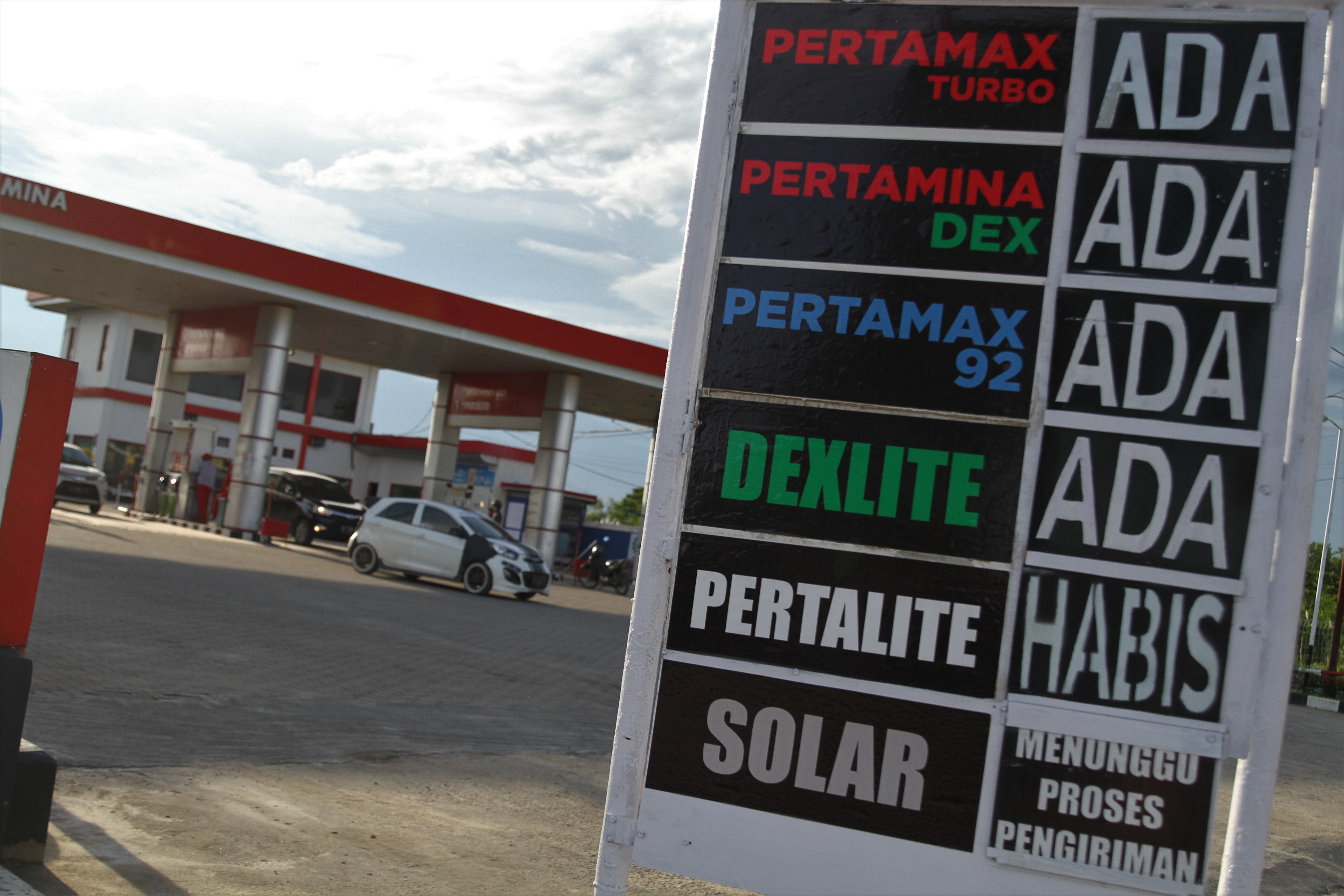 Stasiun Pengisian Bahan Bakar Umum (SPBU) memasang informasi tentang Pertalite stok habis di Kendari, Sulawesi Tenggara.
