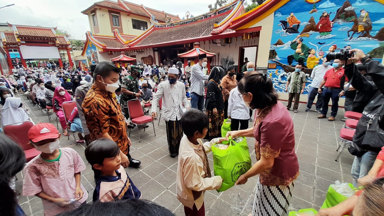 Sebanyak 300 anak yatim piatu mendapat bingkisan sembako dari Vihara Dhanagun, Kota Bogor, Jawa Barat, jelang Lebaran 2022, Kamis (21/4)