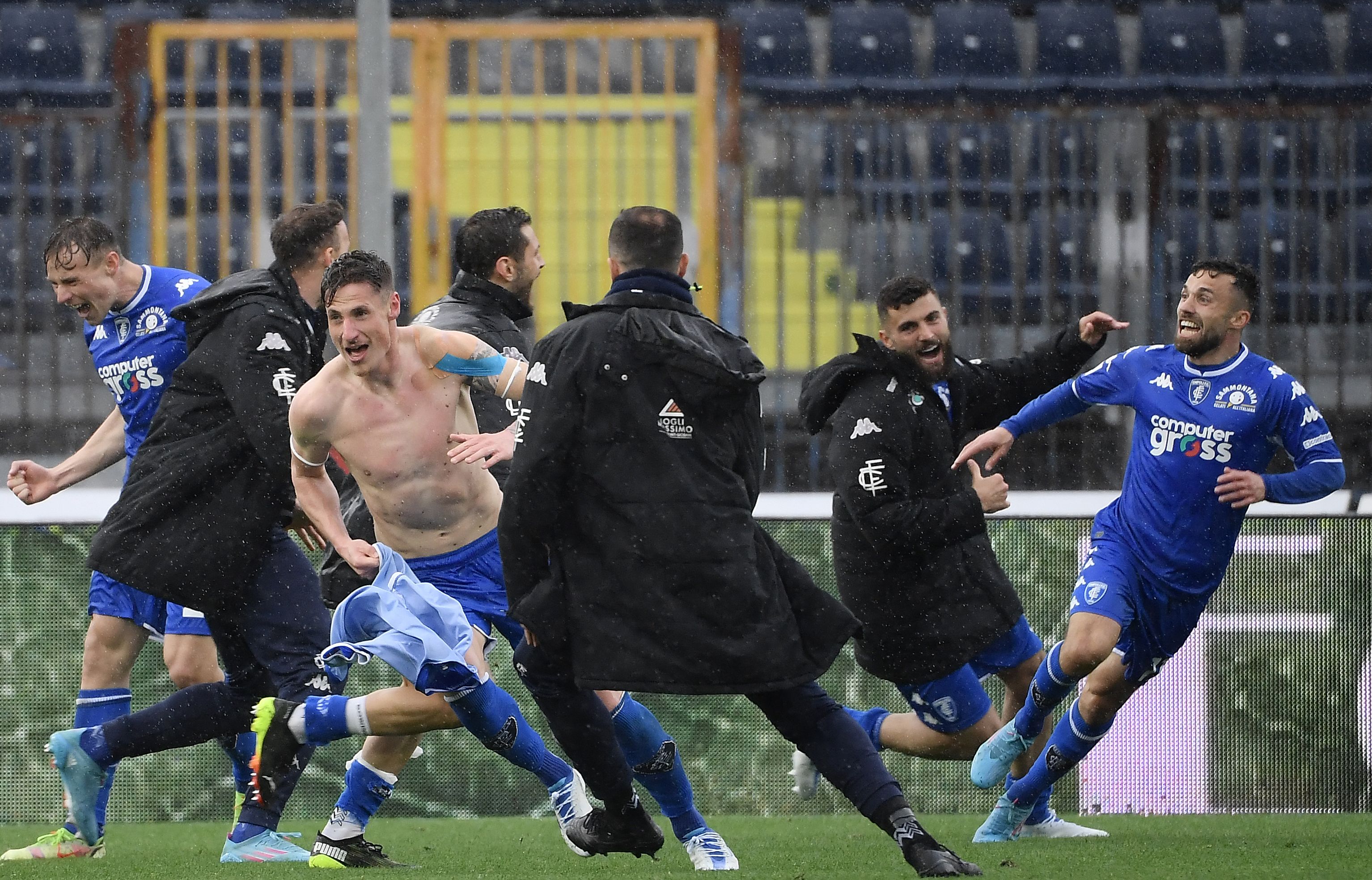 Pemain Empoli merayakan kemenangan atas Napoli dalam lanjutan Serie A Liga Italia, Minggu (24/4).