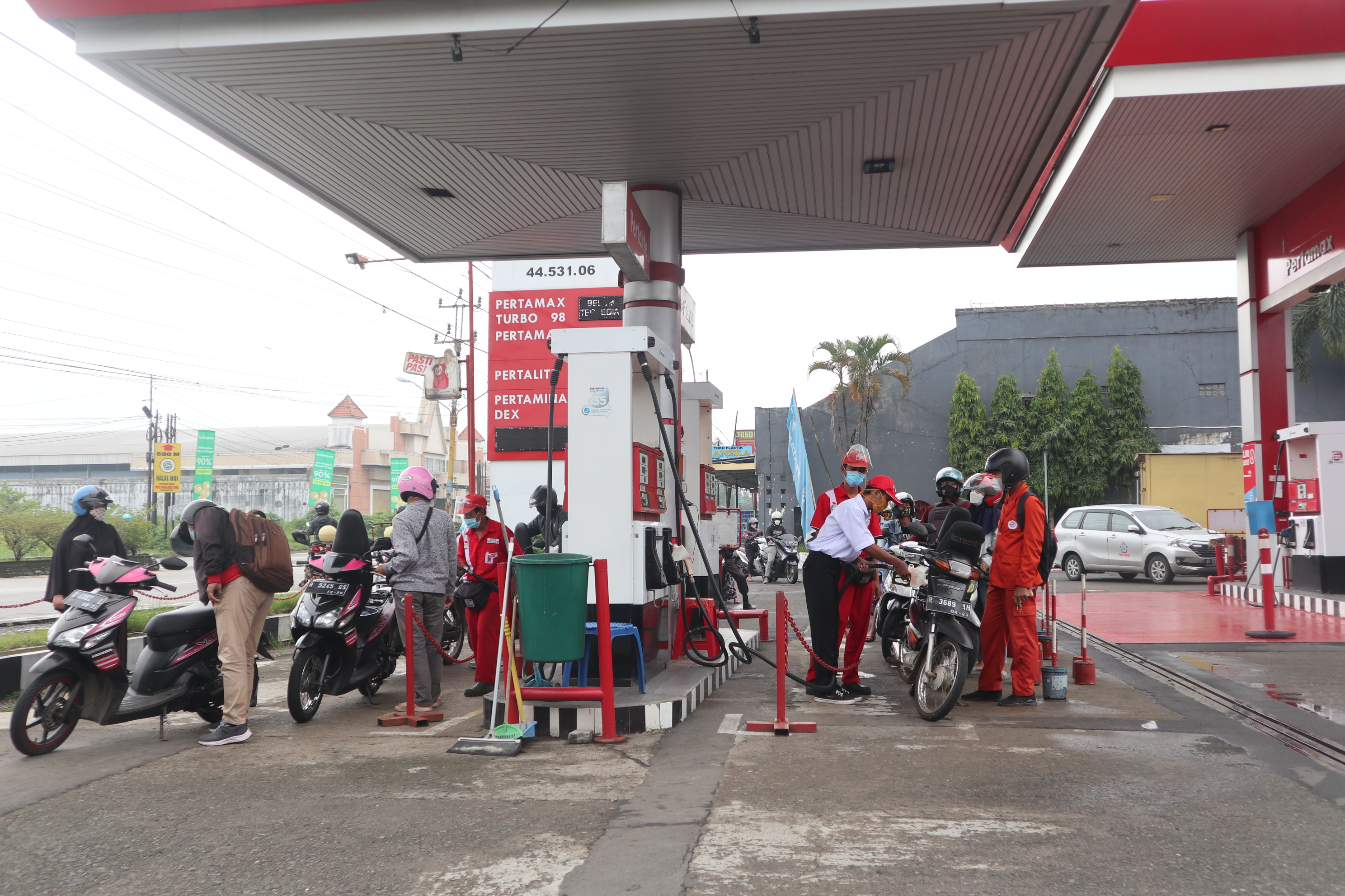 Pengendara sepeda motor sedang mengantre mengisi BBM partalite di SPBU, Purwokerto, Jawa Tengah.