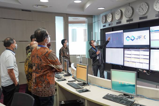 Staf Jakarta Futures Exchange (JFX) memberi penjelasan mengenai transaksi forex atau foreign exchange.