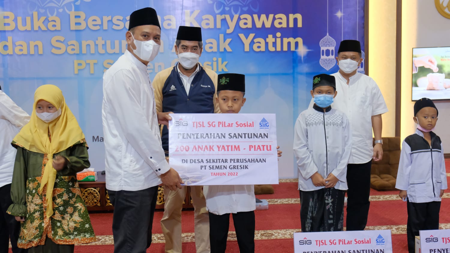 Semen Gresik menyerahkan santunan untuk 200 anak yatim di Rembang