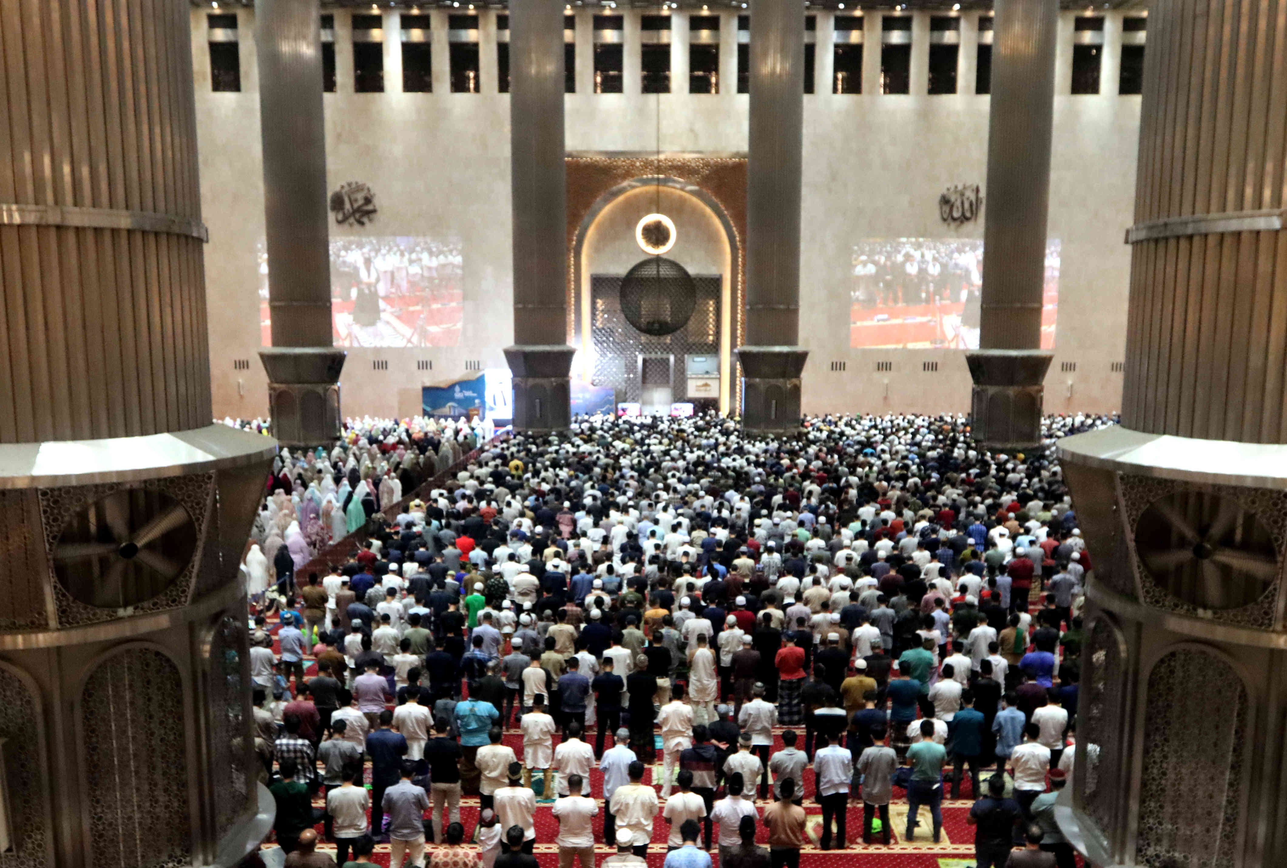 Umat muslim menunakan salat Tarawih pertama di masjid Istiqlal, Jakarta, hari ini.