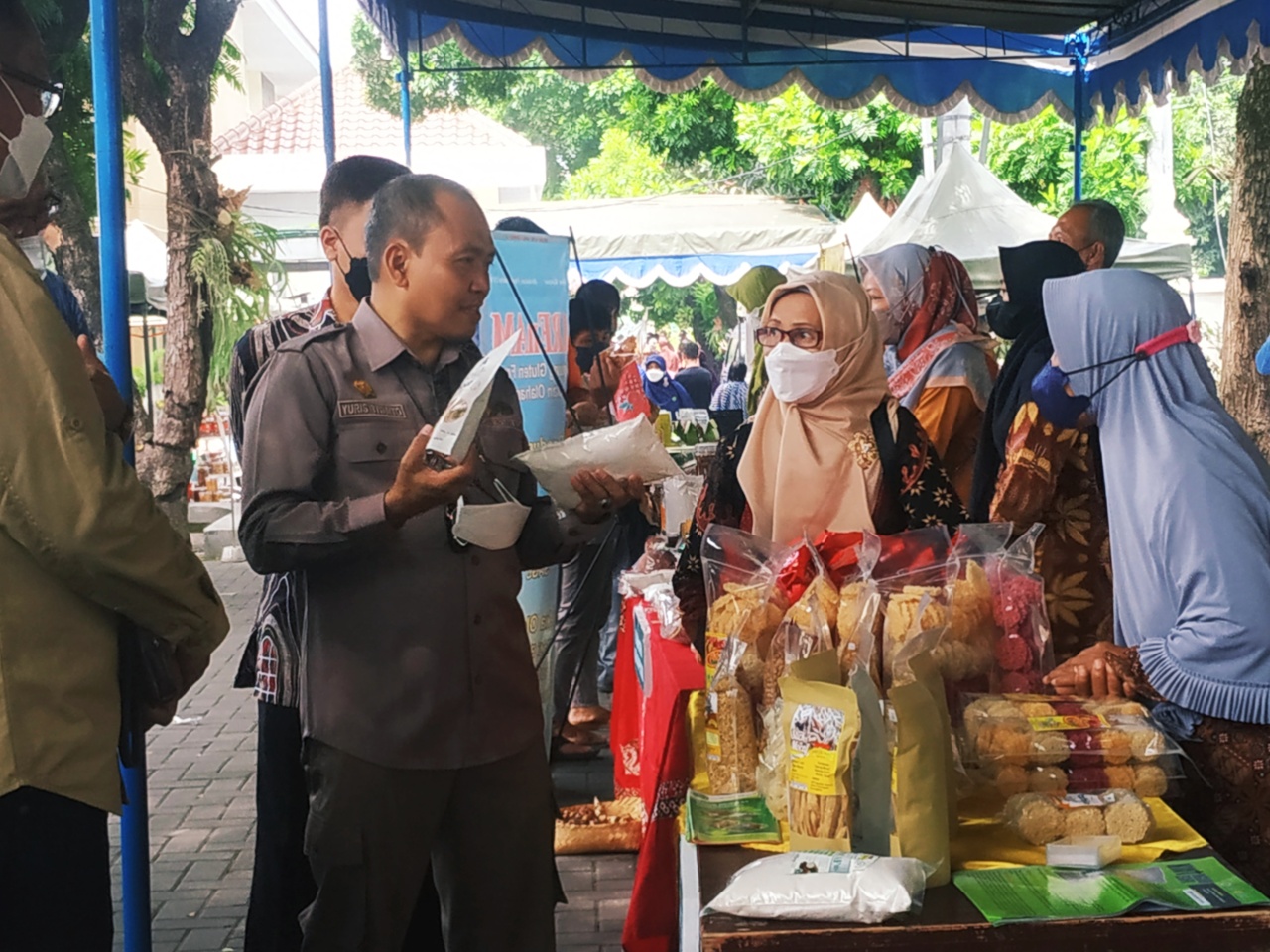 Yuris Triyanto, Direktur Aneka Kacang dan Umbi Kementerian Pertanian, meninjau Gelar Pasar Murah di Halaman Kantor Dinas Pertanian dan Ketah