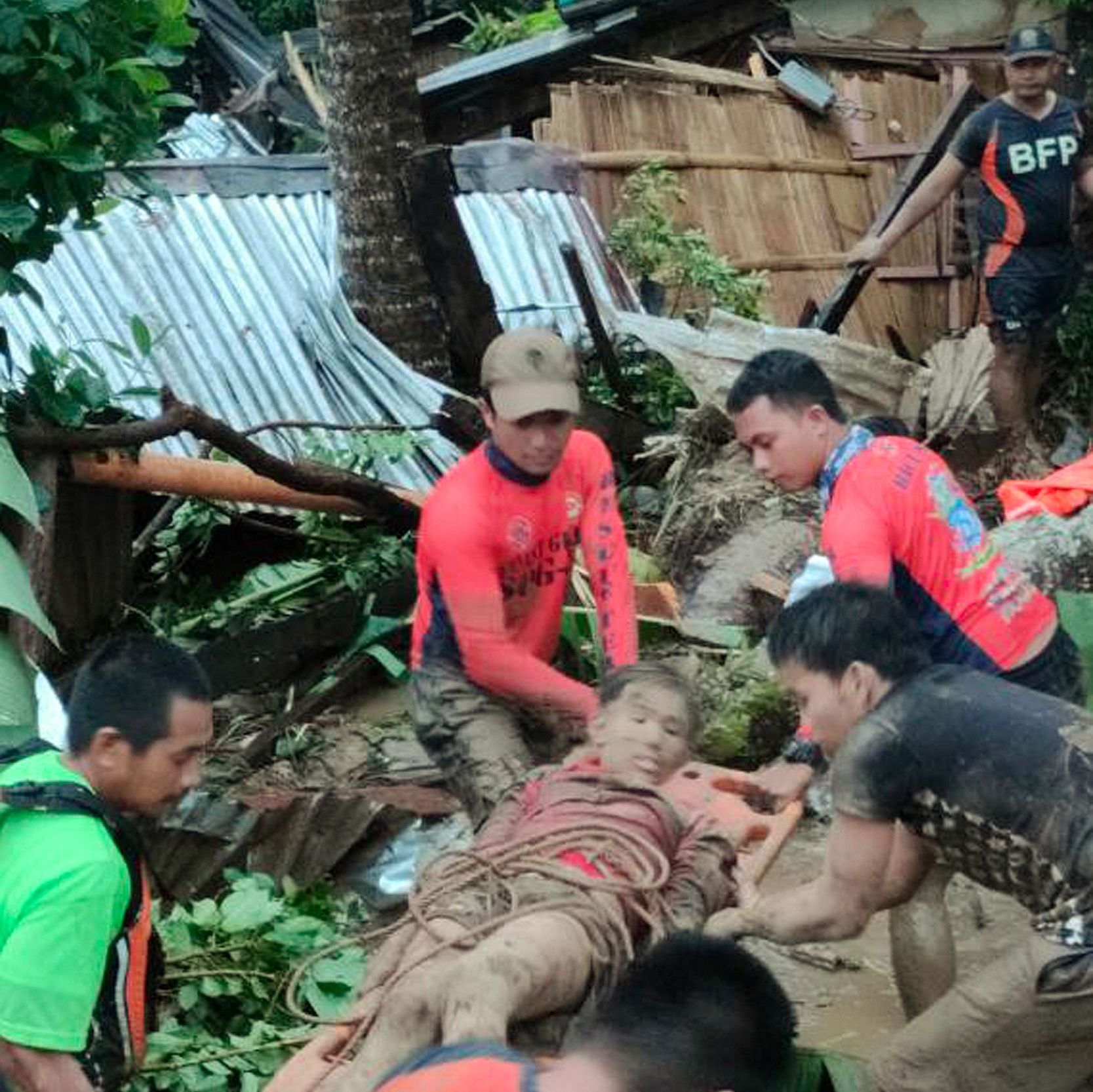 Tim penyelamat mengevakuasi warga korban akibat tanah longsor yang dipicu Badai Megi di Cantagnos, Kota Baybay, Provinsi Leyte, Filipina. 