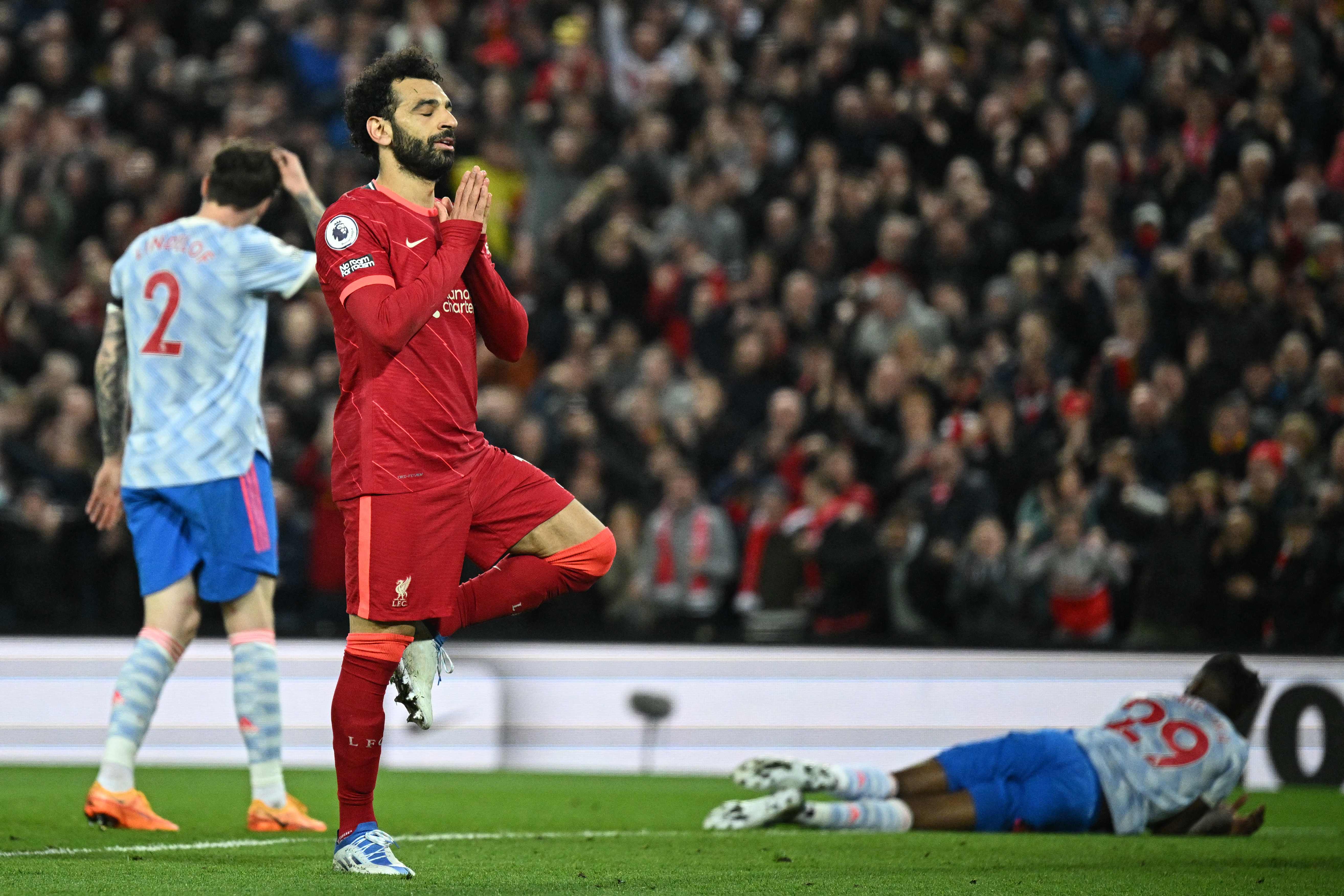 Penyerang Liverpool Mohamed Salah melakukan selebrasi usai mencetak gol ke gawang Manchester United di laga Liga Primer Inggris.