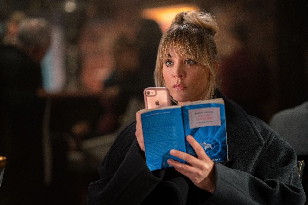 Cuplikan adegan dari serial The Flight Attendant 2