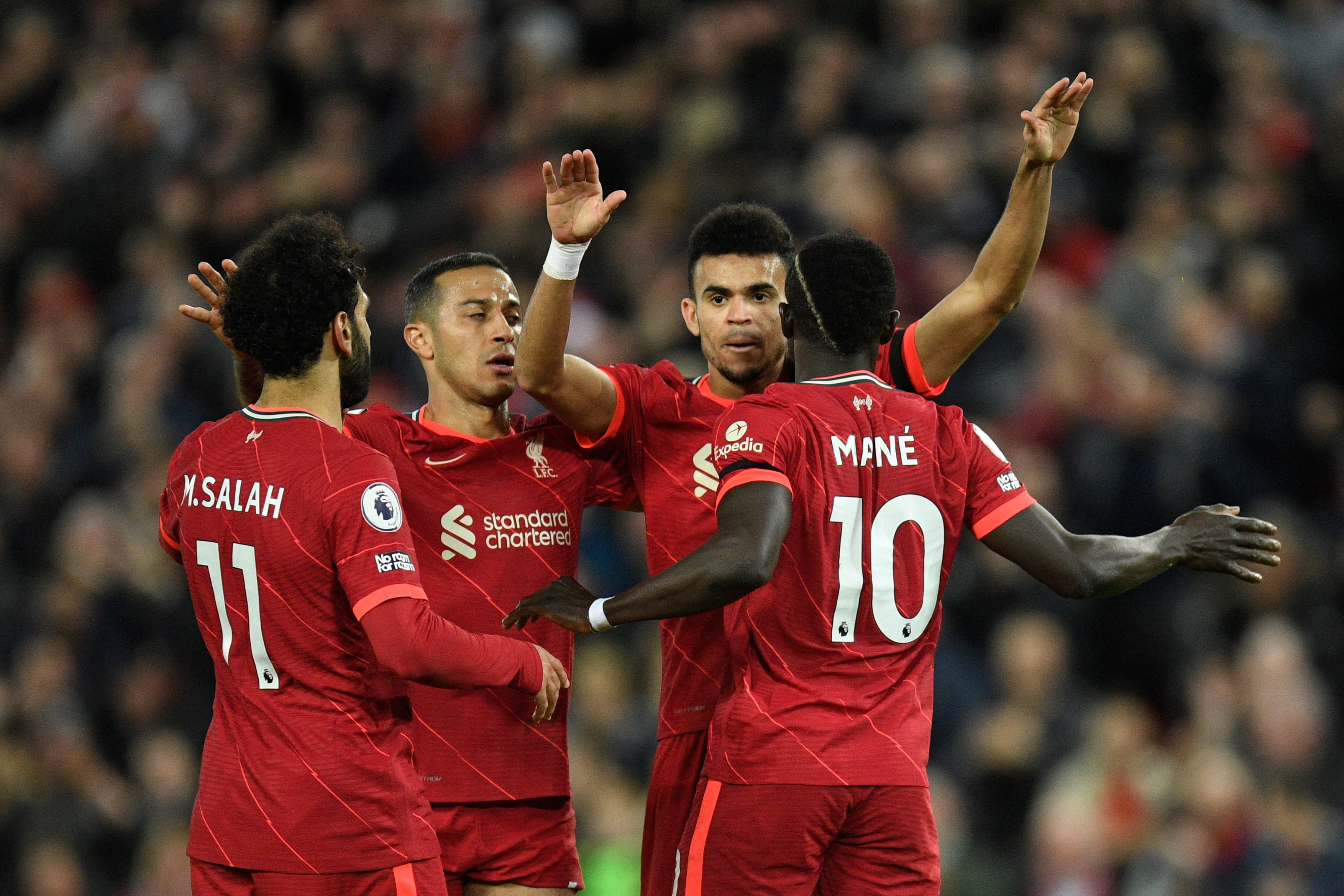 Para pemain Liverpool melakukan selebrasi usai mencetak gol ke gawang Manchester United di laga Liga Primer Inggris.