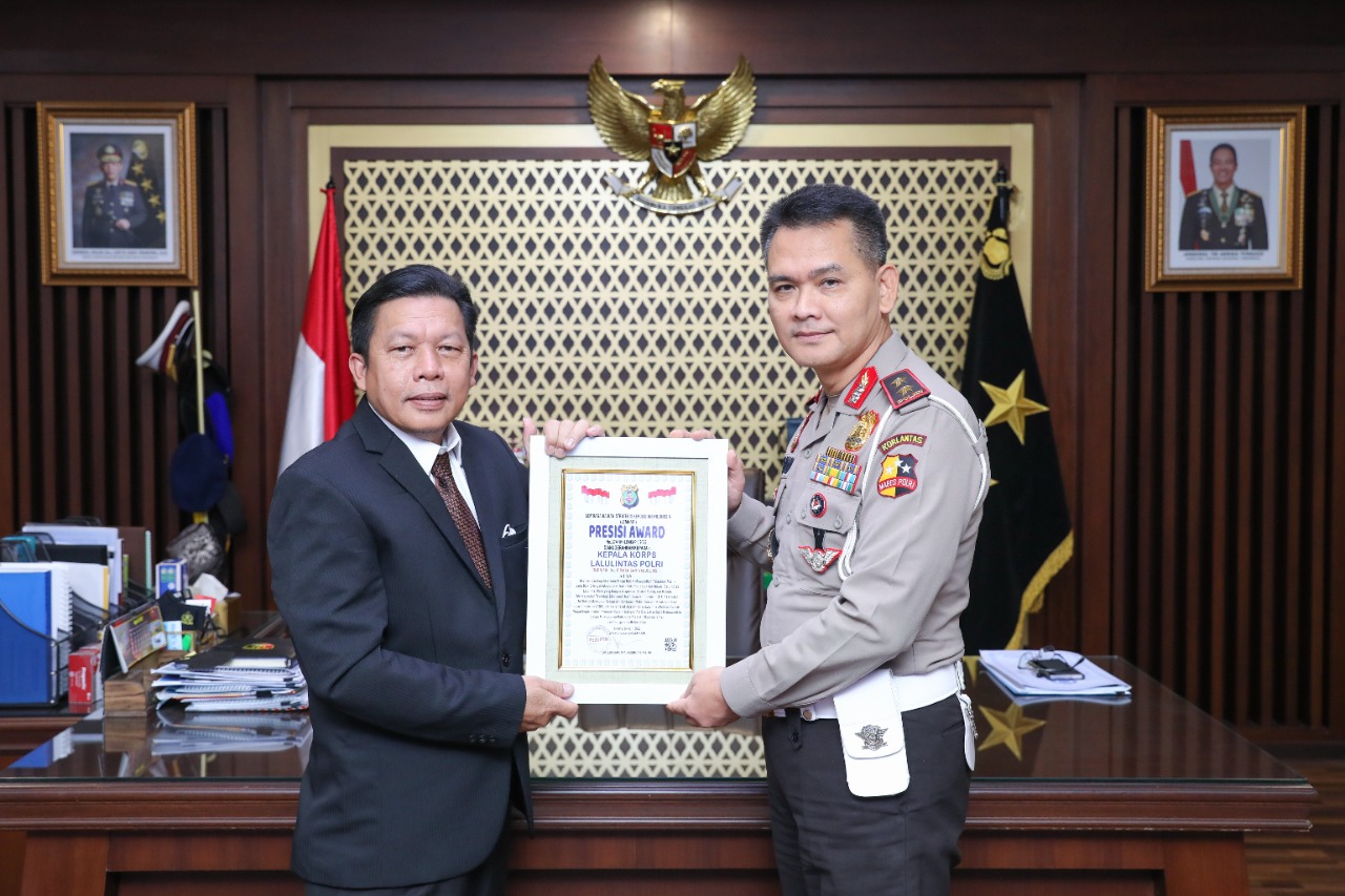 Direktur Eksekutif Lemkapi Edi Hasibuan memberikan Presisi Award ke Kakorlantas Polri, Irjen Firman Santyabudi, Selasa (19/4/2022)