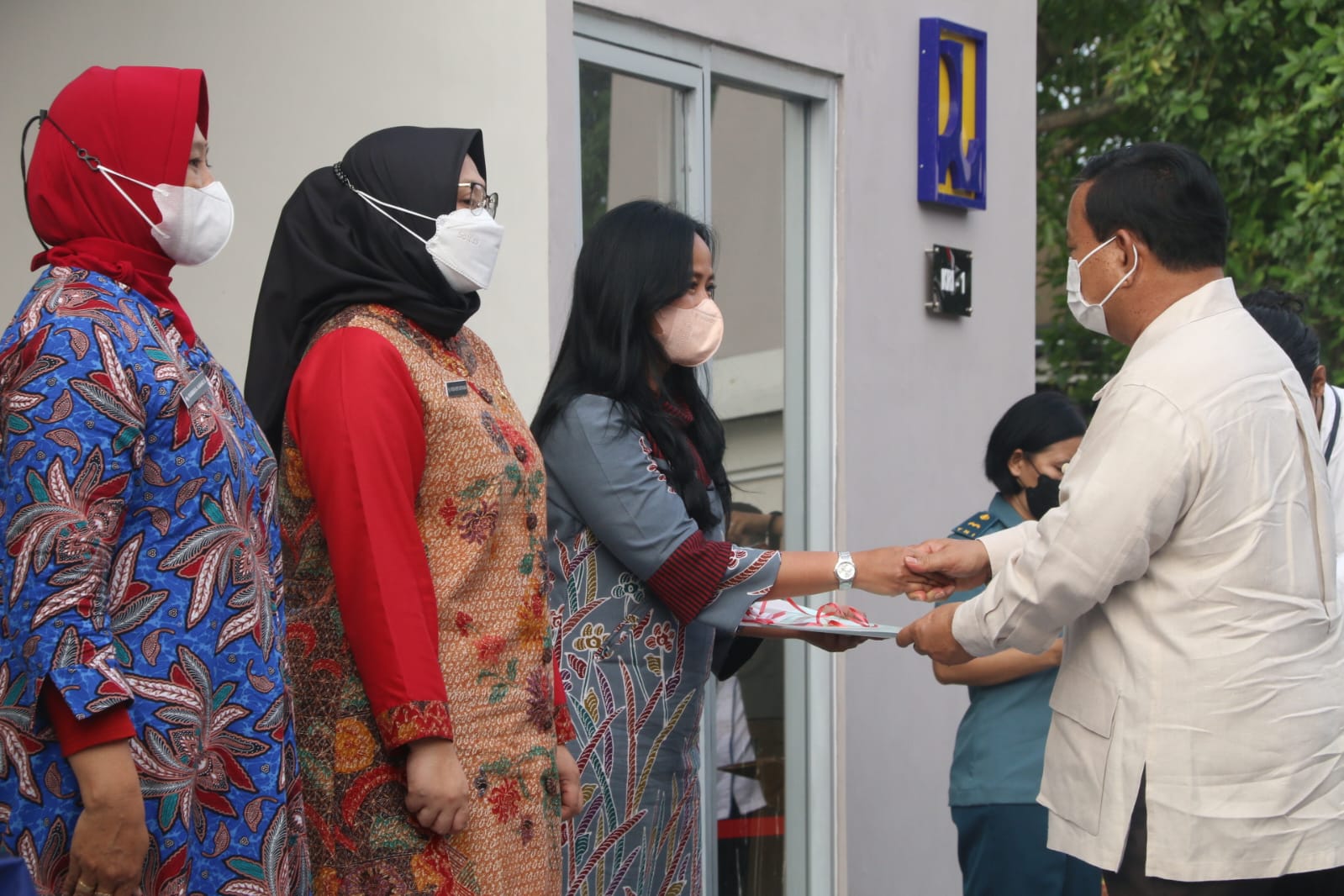 Menhan Prabowo menyerahkan kunci pada ahli waris pahlawan KRI Nanggala 402