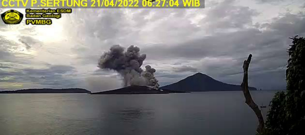 Gunung api Anak Krakatau erupsi kembali pada pagi ini, Kamis (21/4)