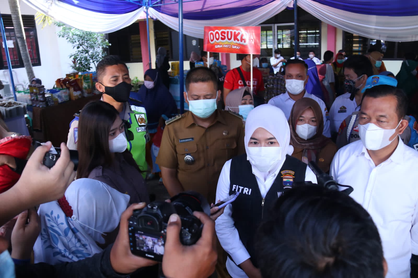 Fitrianti Agustinda (kerudung putih), Wakil Wali Kota Palembang pilih bergabung ke Partai NasDem.