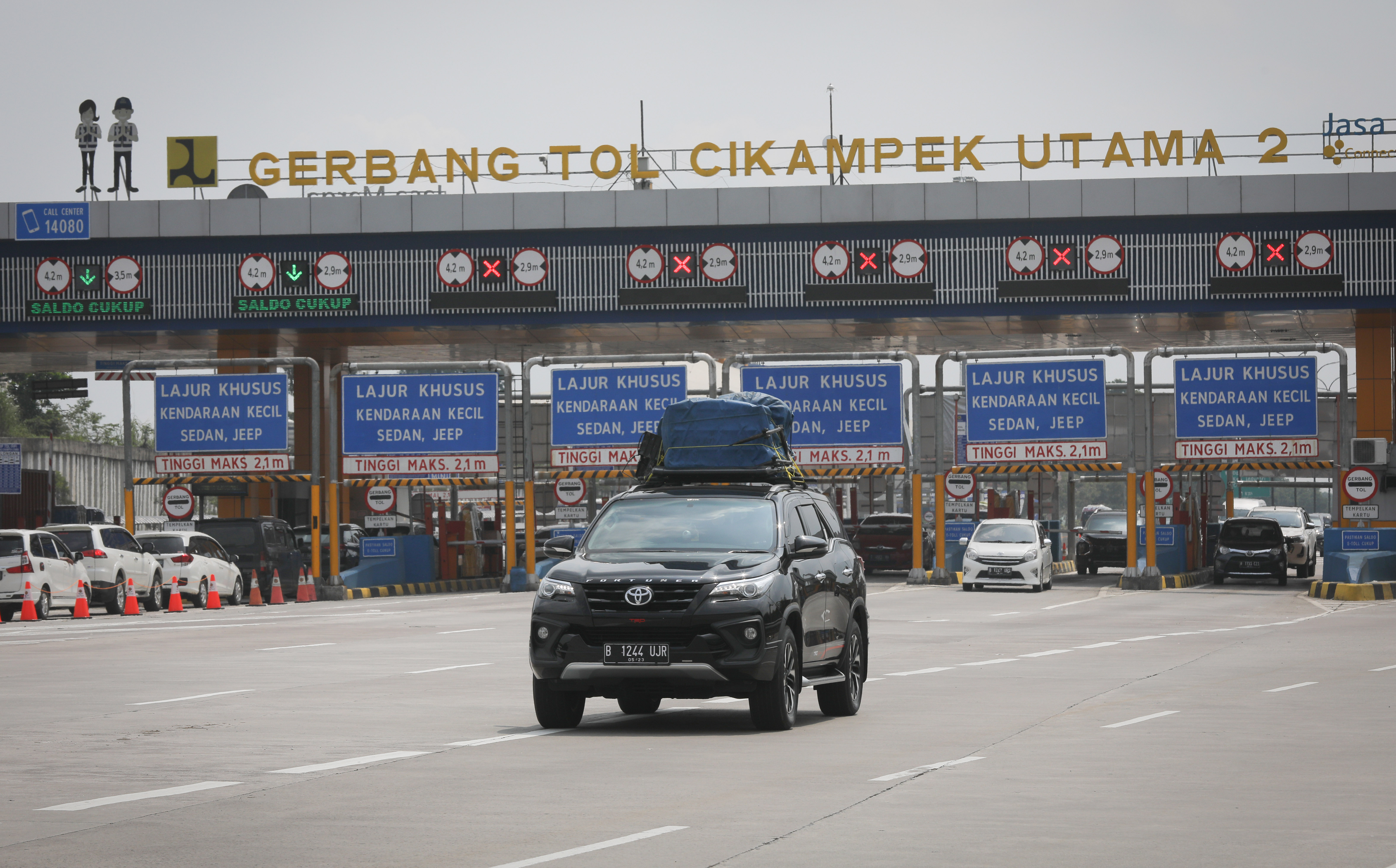 Kendaraan pemudik melewati pintu tol Cikampek Utama 2, Purwakarta, Selasa (26/4).