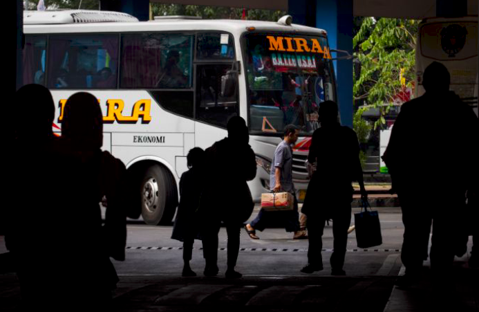 Suasana terminal Tirtonadi Solo saat arus mudik.