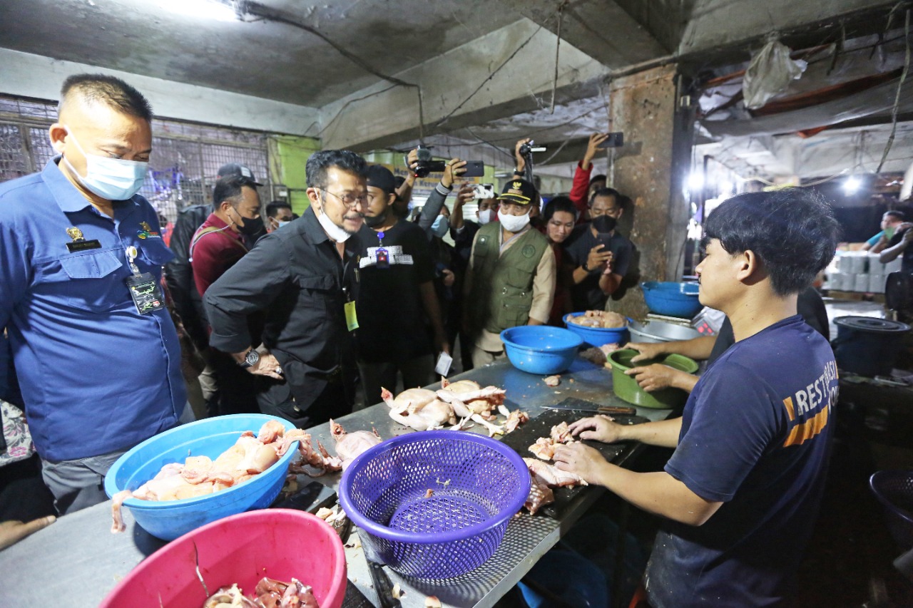 Mentan Syahrul Yasin Limpo melakukan inspeksi mendadak (sidak) di Pasar Terong dan Pasar Pabaeng-baeng. Kota Makassar, Sabtu (2/4).