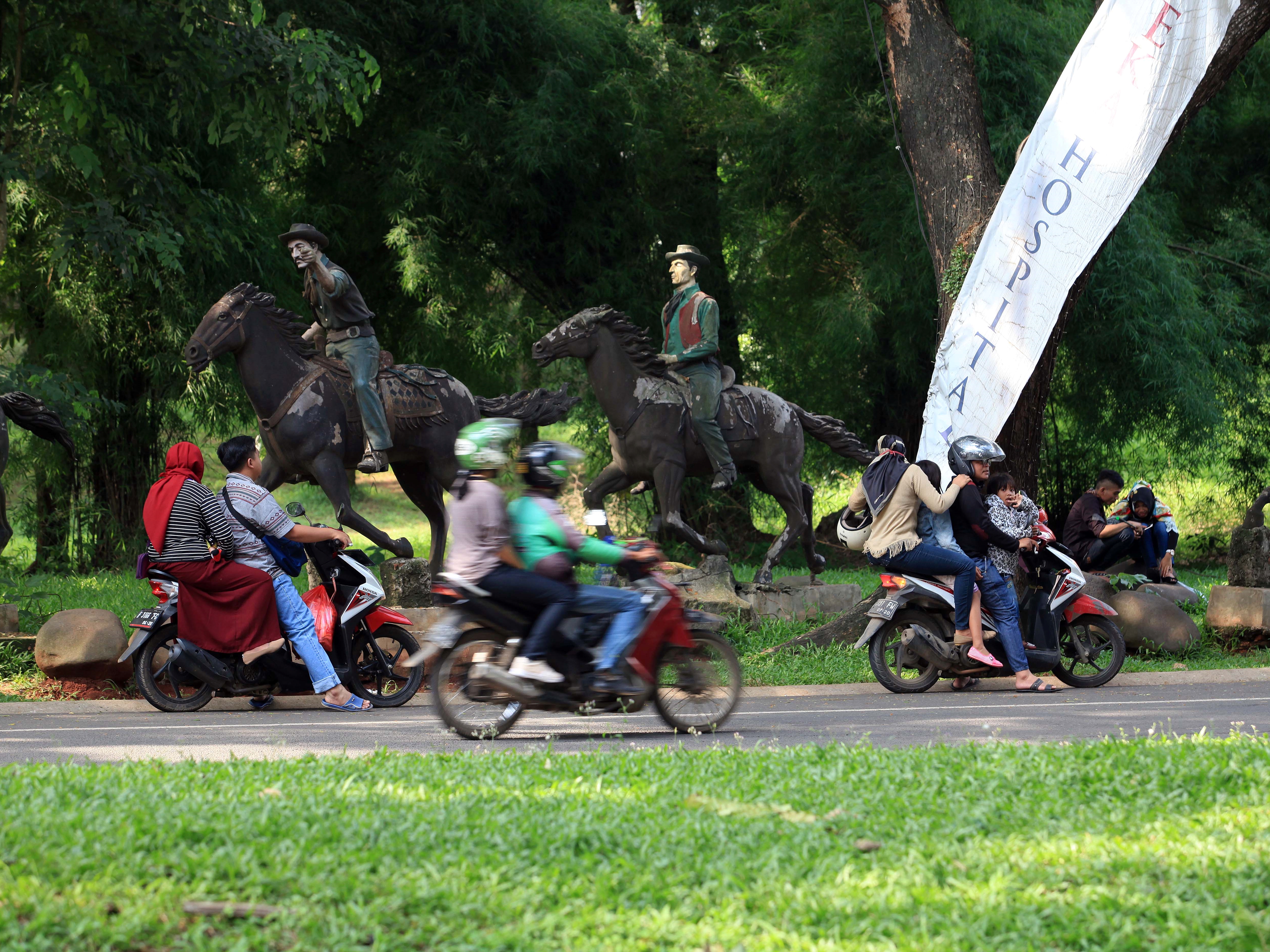 Sejumlah warga berada di Jalan Raya Kota Wisata, Cibubur, Jakarta Timur, beberapa waktu lalu. 