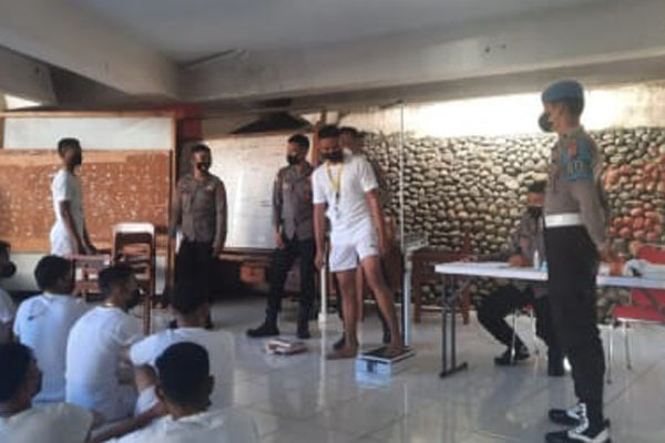Sejumlah calon siswa Polri mengikuti pemeriksaan kesehatan yang digelar Polda Sulawesi Utara 