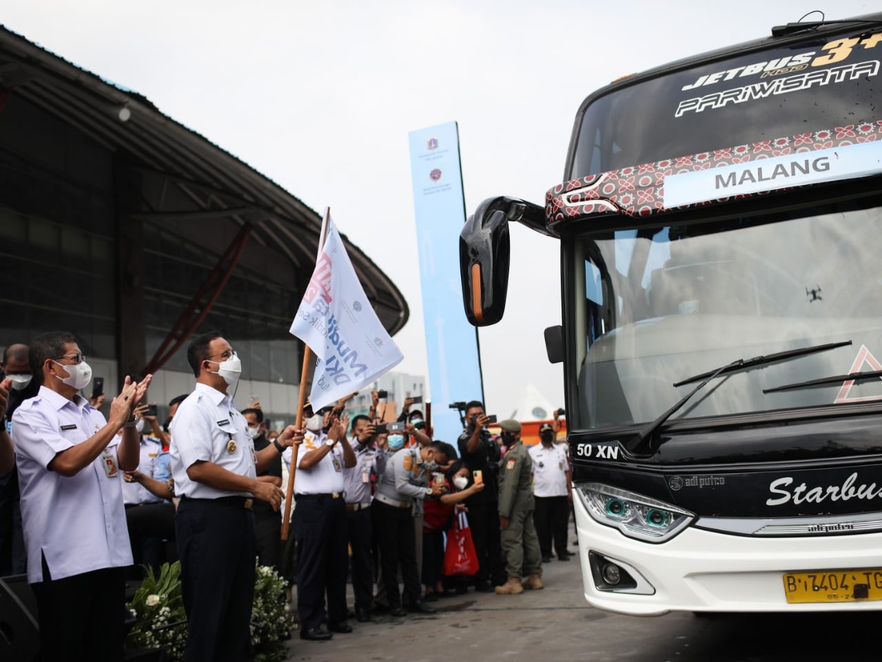 Gubernur DKI Jakarta, Anies Baswedan, saat melepas pemudik Lebaran 2022 gratis di Terminal Pulogebang, Jakarta Timur, ke 17  kabupaten/kota 