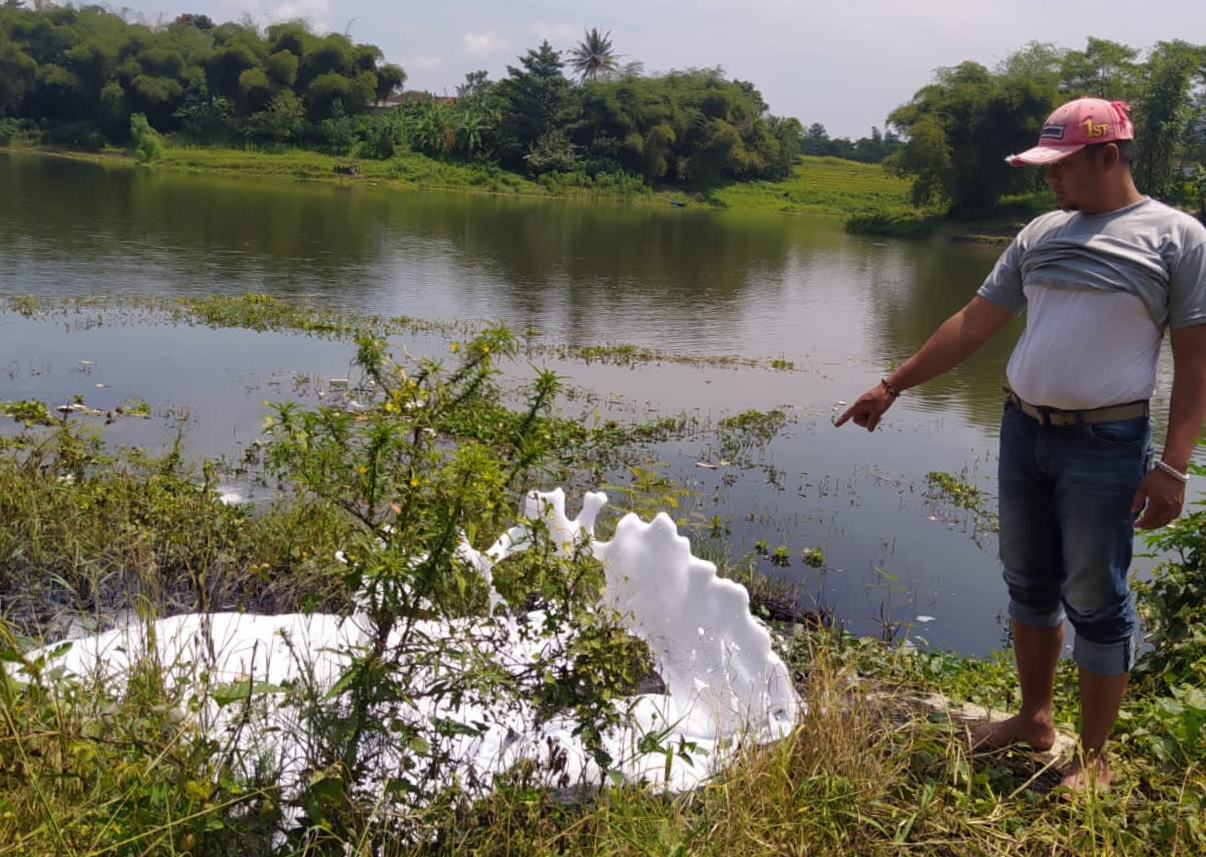 Warga menunjukan limbah yang menyembur di sekitar Sungai Citarum, Kampung Cibingbin, Desa Laksanamekar, Kecamatan Padalarang
