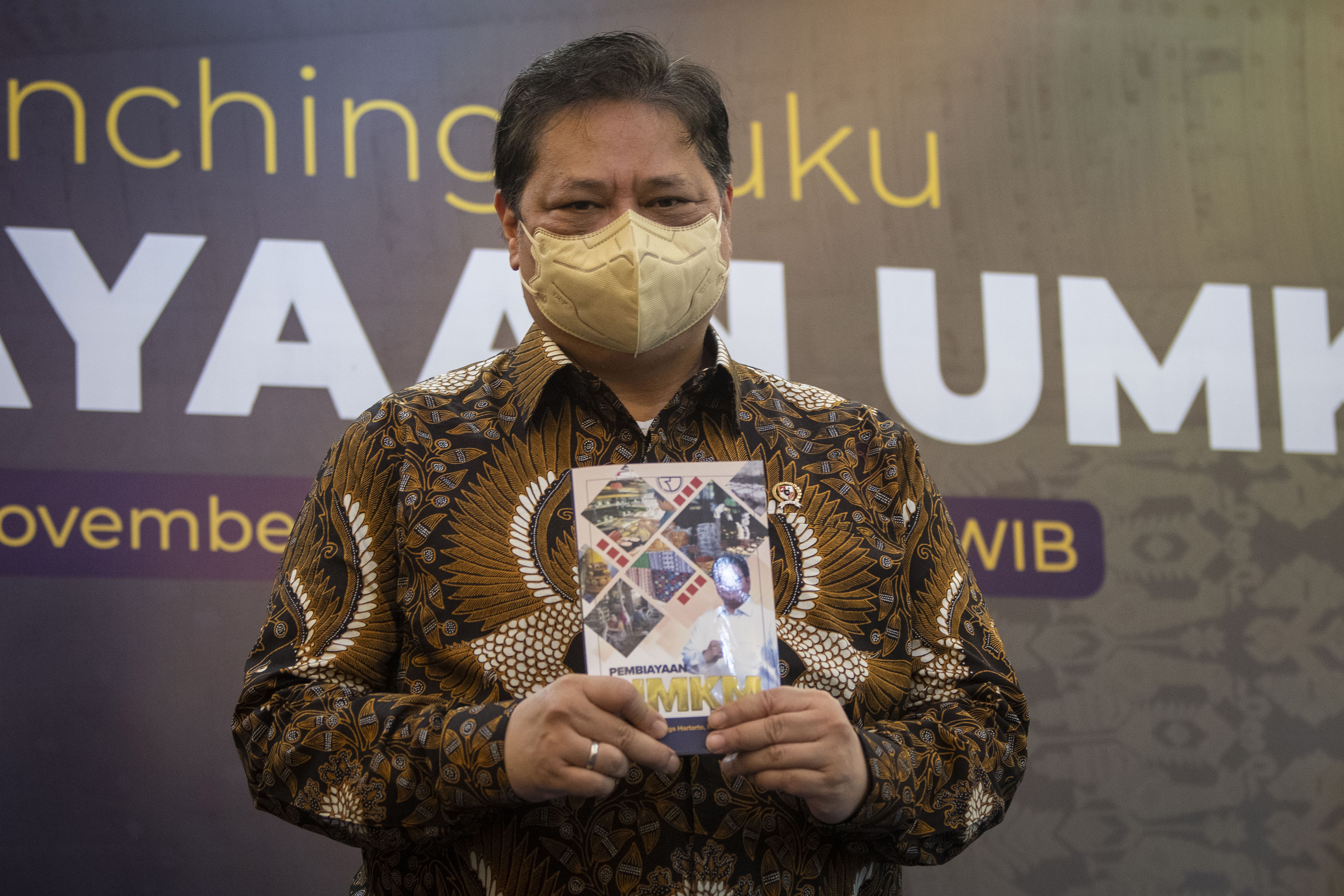 Menko Perekonomian Airlangga Hartarto berpose dengan buku tentang UMKM.