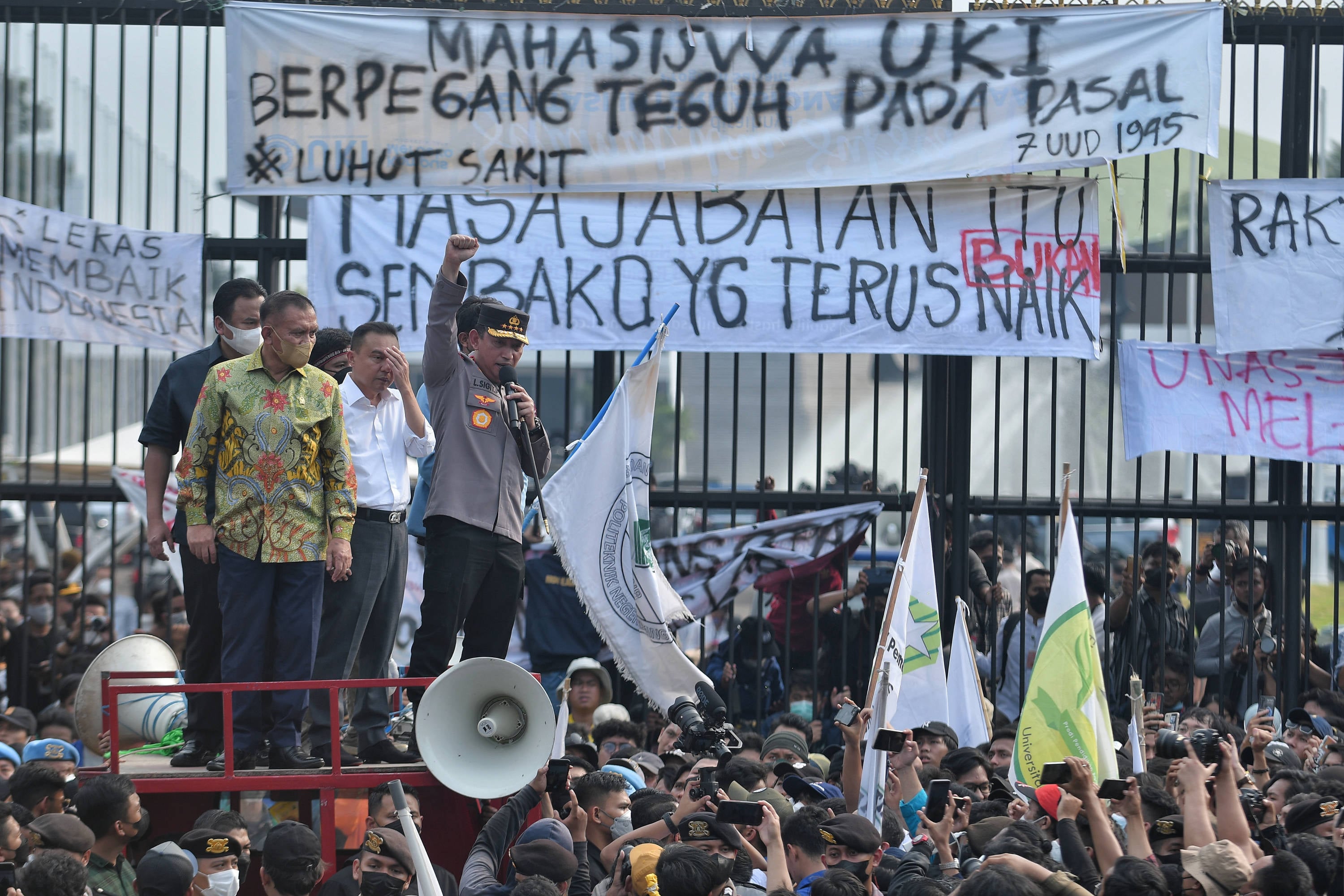 Kapolri Jenderal Listyo Sigit Prabowo saat menemui massa aksi di depan kompleks parlemen DPR/MPR, Senayan, Jakarta, Senin (11/4).