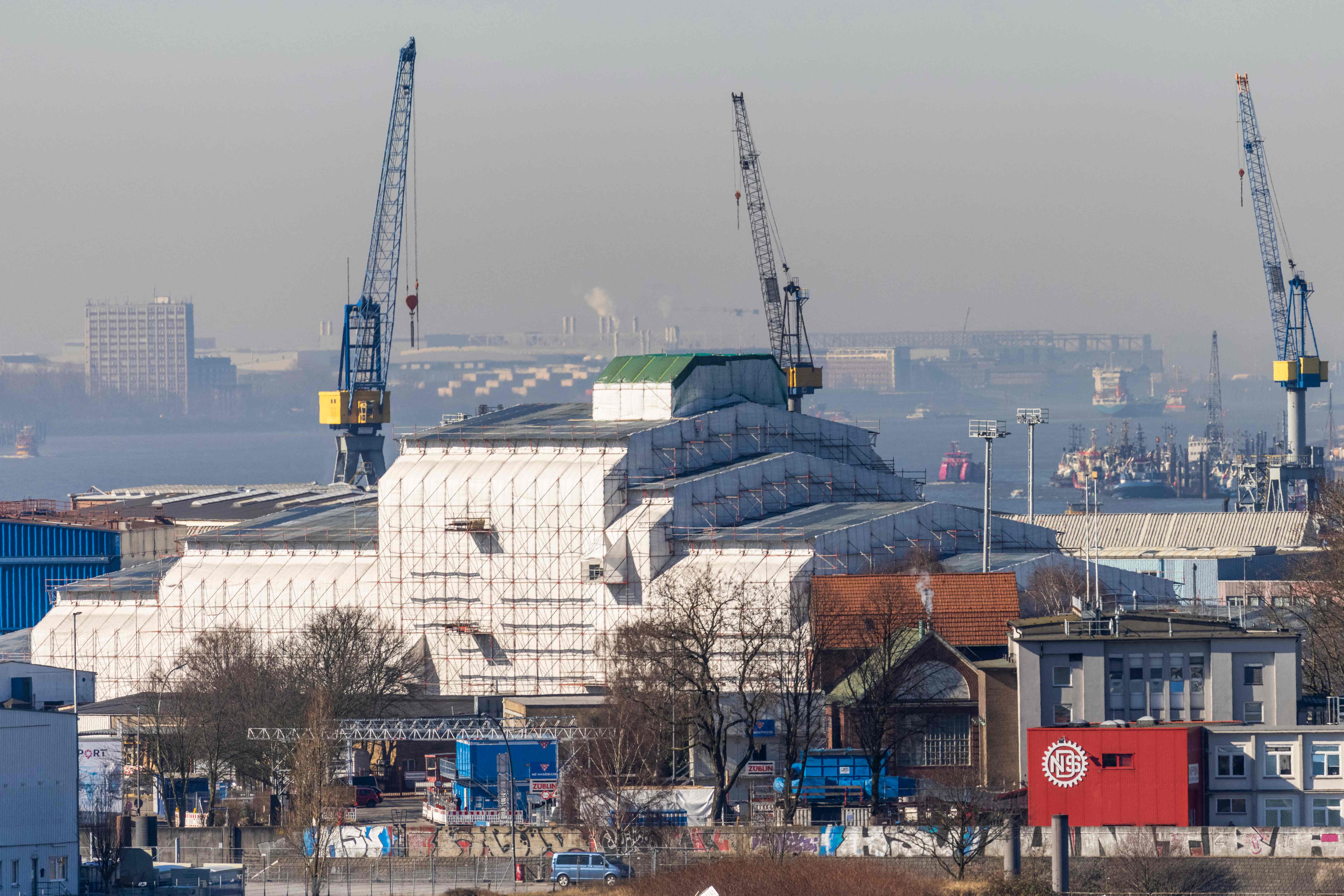 Sejumlah perancah dan terpal menutupi kapal pesiar mewah milik pengusaha Rusia Alisher Usmanov yang disita di Jerman.