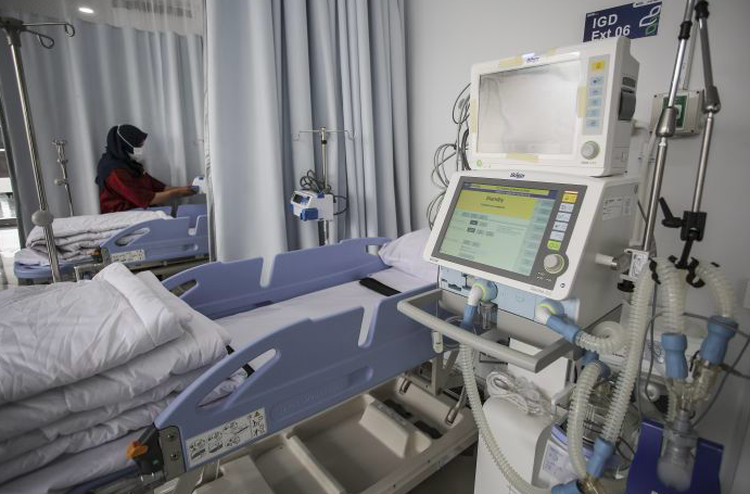 Ilustrasi petugas menyiapkan peralatan kesehatan untuk pasien covid-19.