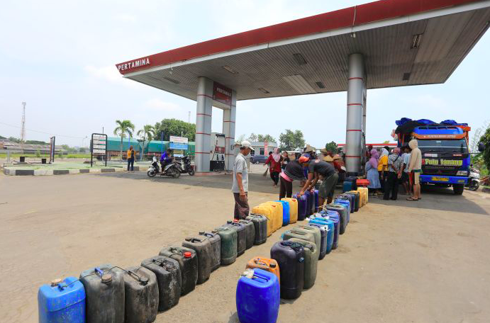 ANTARA FOTO/Dedhez Anggara Nelayan mengumpulkan jerigen untuk melakukan pengisian bahan bakar solar bersubsidi di SPBU Limbangan.