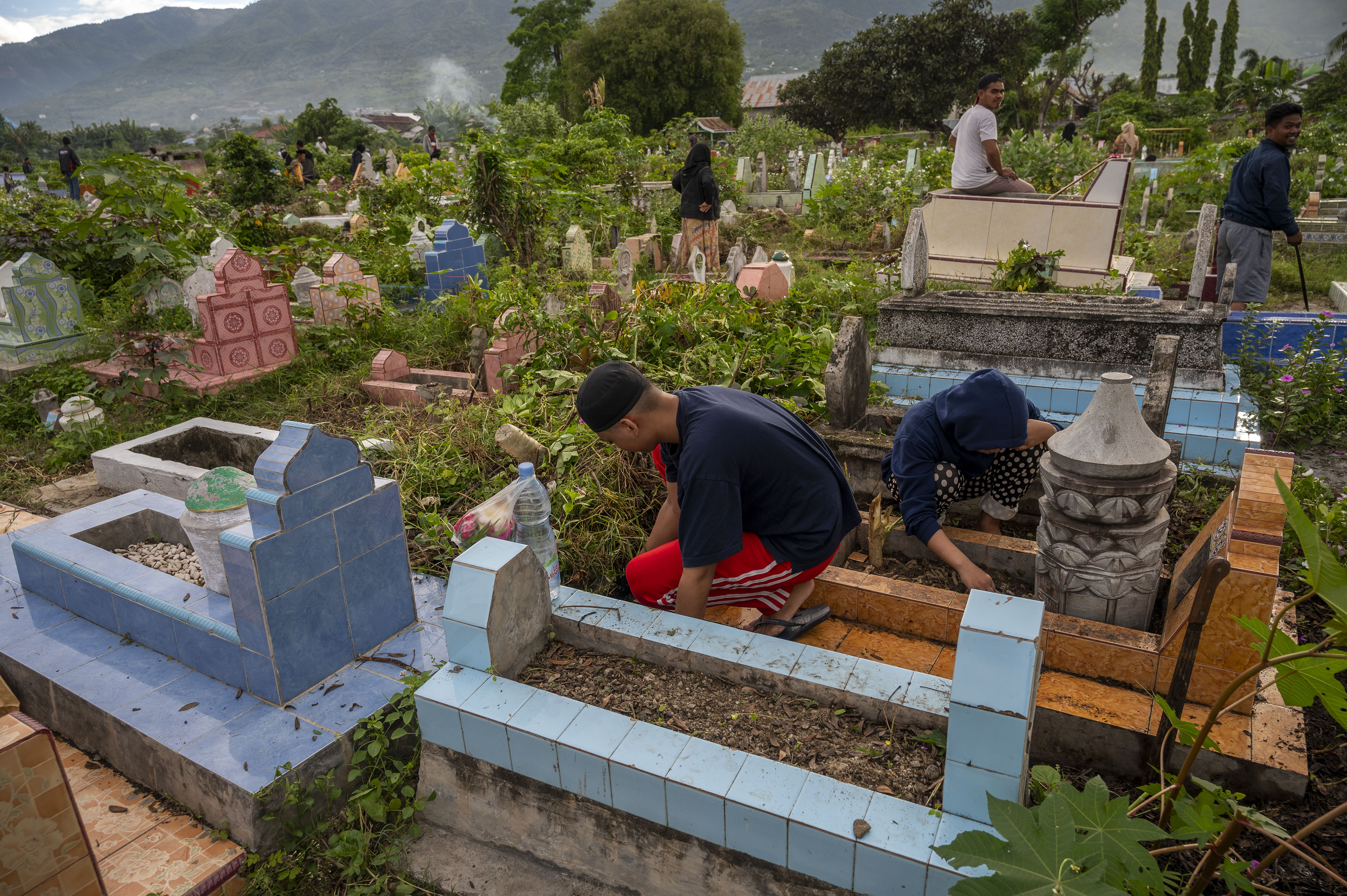 Remaja Desa Sindangkerta Jalani Ngabuburit dengan Bersihkan Makam