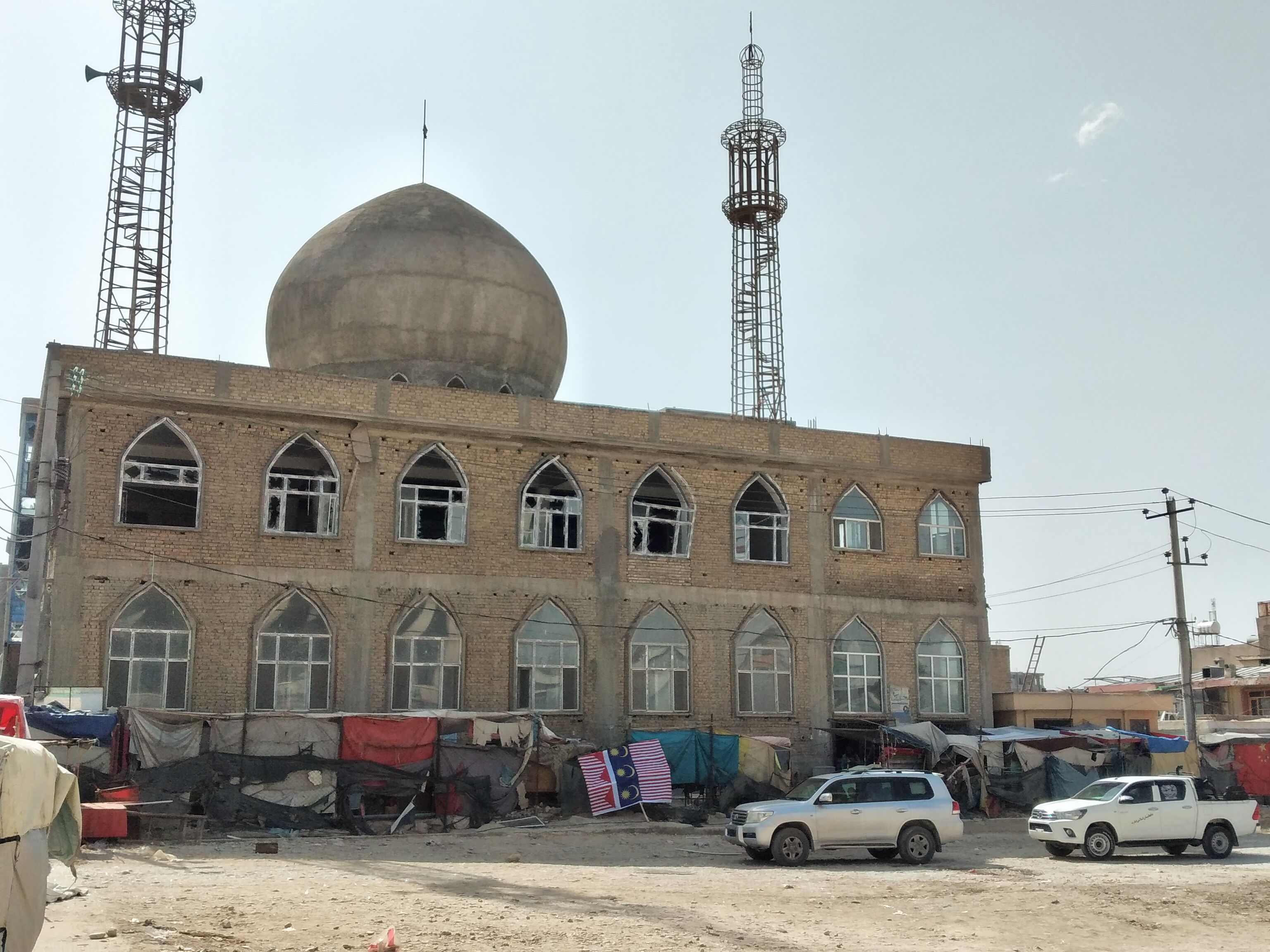 Pemandangan umum masjid Syiah setelah ledakan bom yang dilaporkan menewaskan 14 orang di Mazar-i-Sharif pada 21 April 2022.