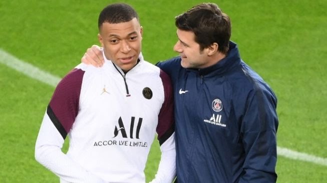 Penyerang PSG, Kylian Mbappe (kiri) bersama pelatih Mauricio Pochettino 
