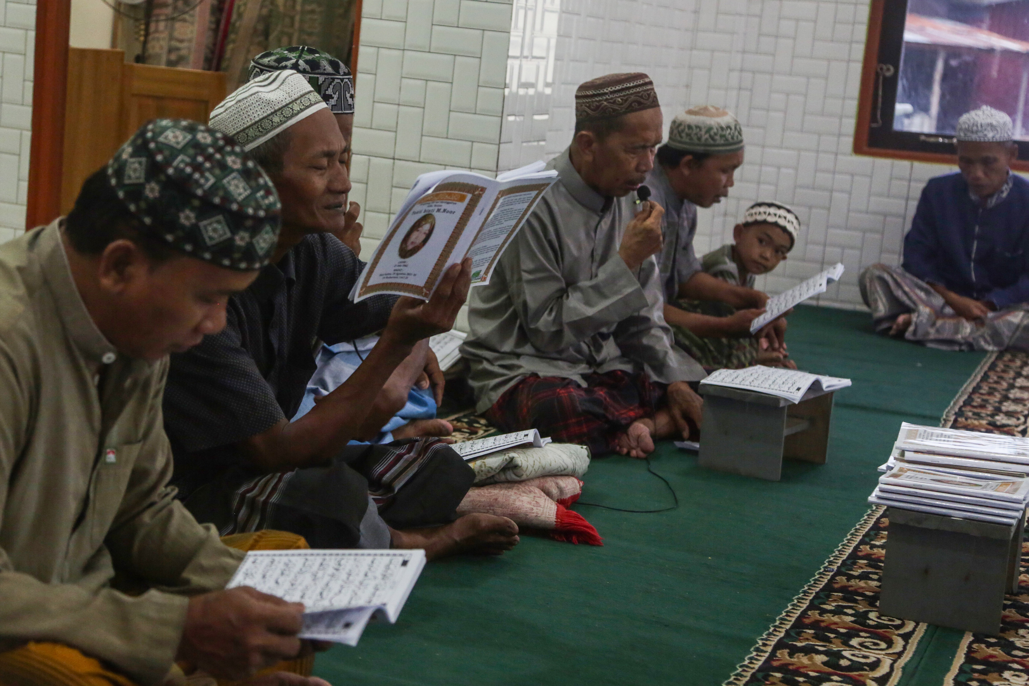  Ilustrasi.Sejumlah warga membaca dan menghafal ayat Al Quran di Mushola Al Washilah, Palangkaraya, Kalimantan Tengah, Selasa (5/4/2022).