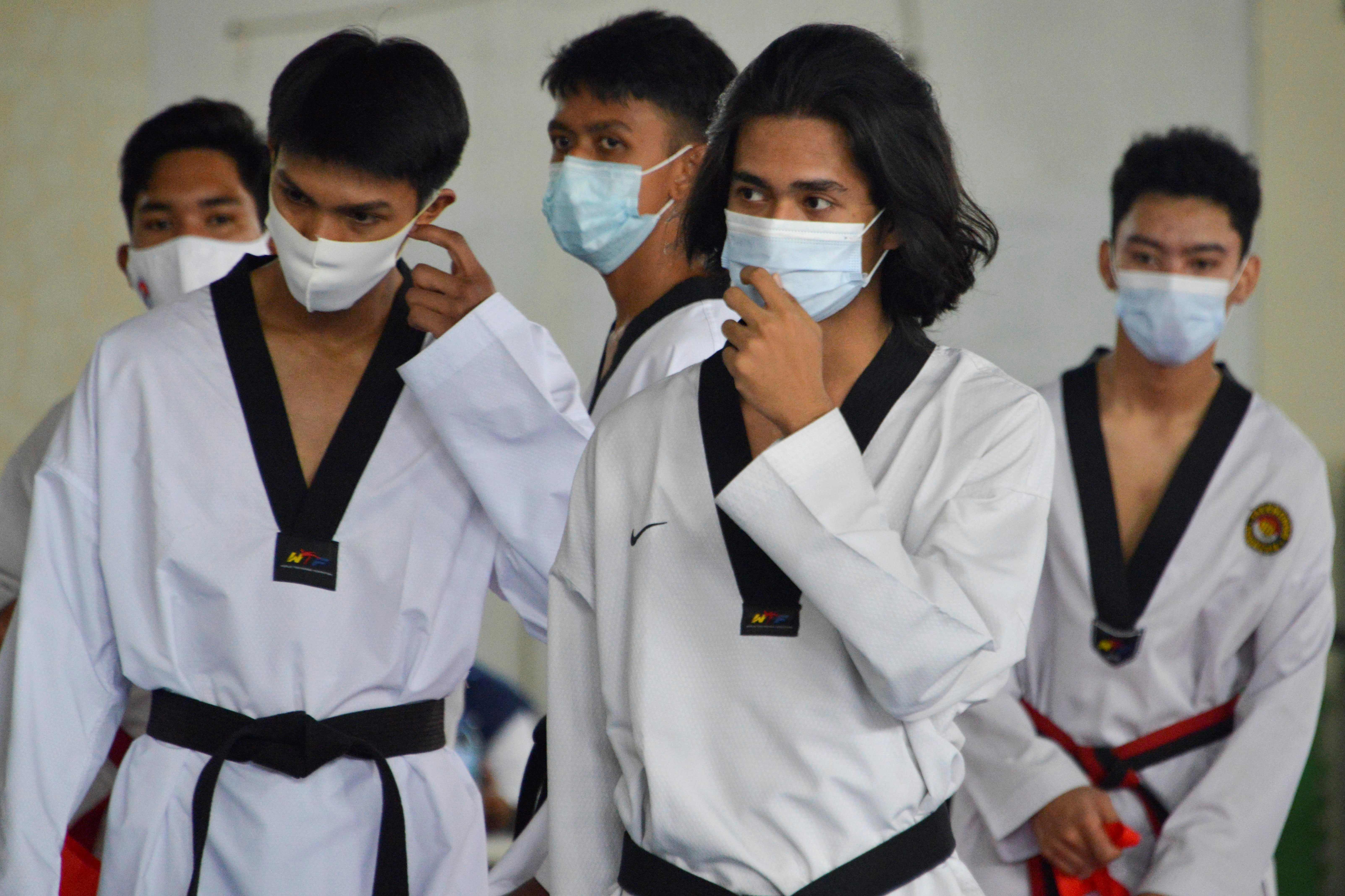 Atlet Taekwondo Indonesia berlatih menggunakan masker.