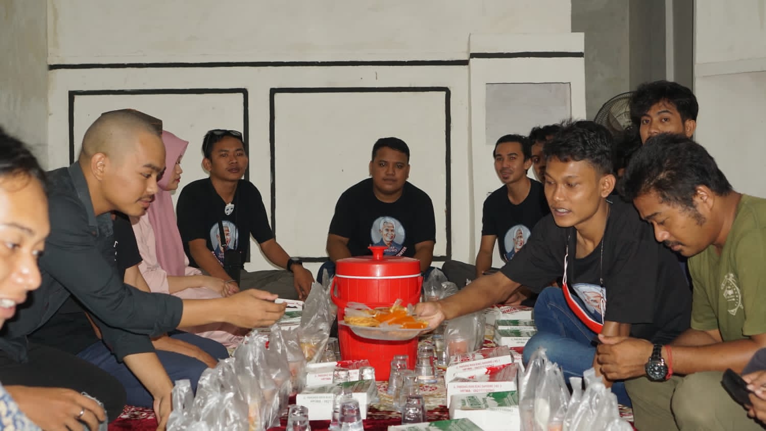 Ganjar Milenial Sulsel Bukber hingga Bagikan Takjil di Makassar