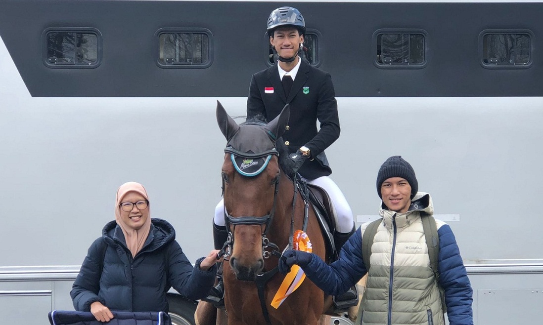 Siswa SMAI Al-Azhar Kelapa Gading (Alazka) Jakarta, Muhammad Akbar Kurniawan (tengah). 