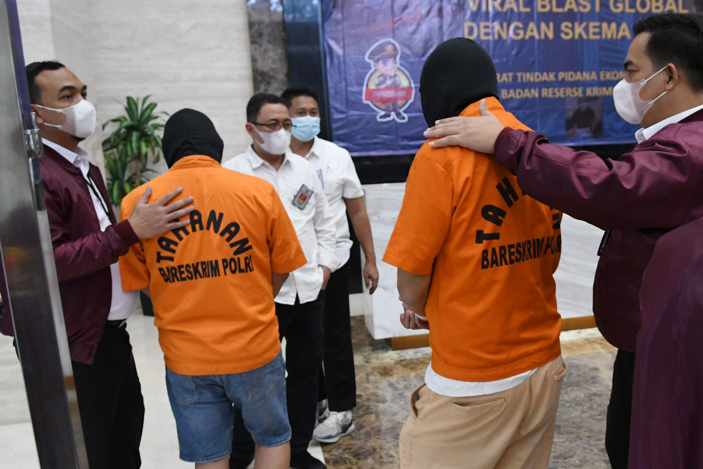 Sejumlah tersangka kasus penipuan investasi robot trading Viral Blast Global usai gelar perkara di Bareskrim Mabes Polri, Jakarta.
