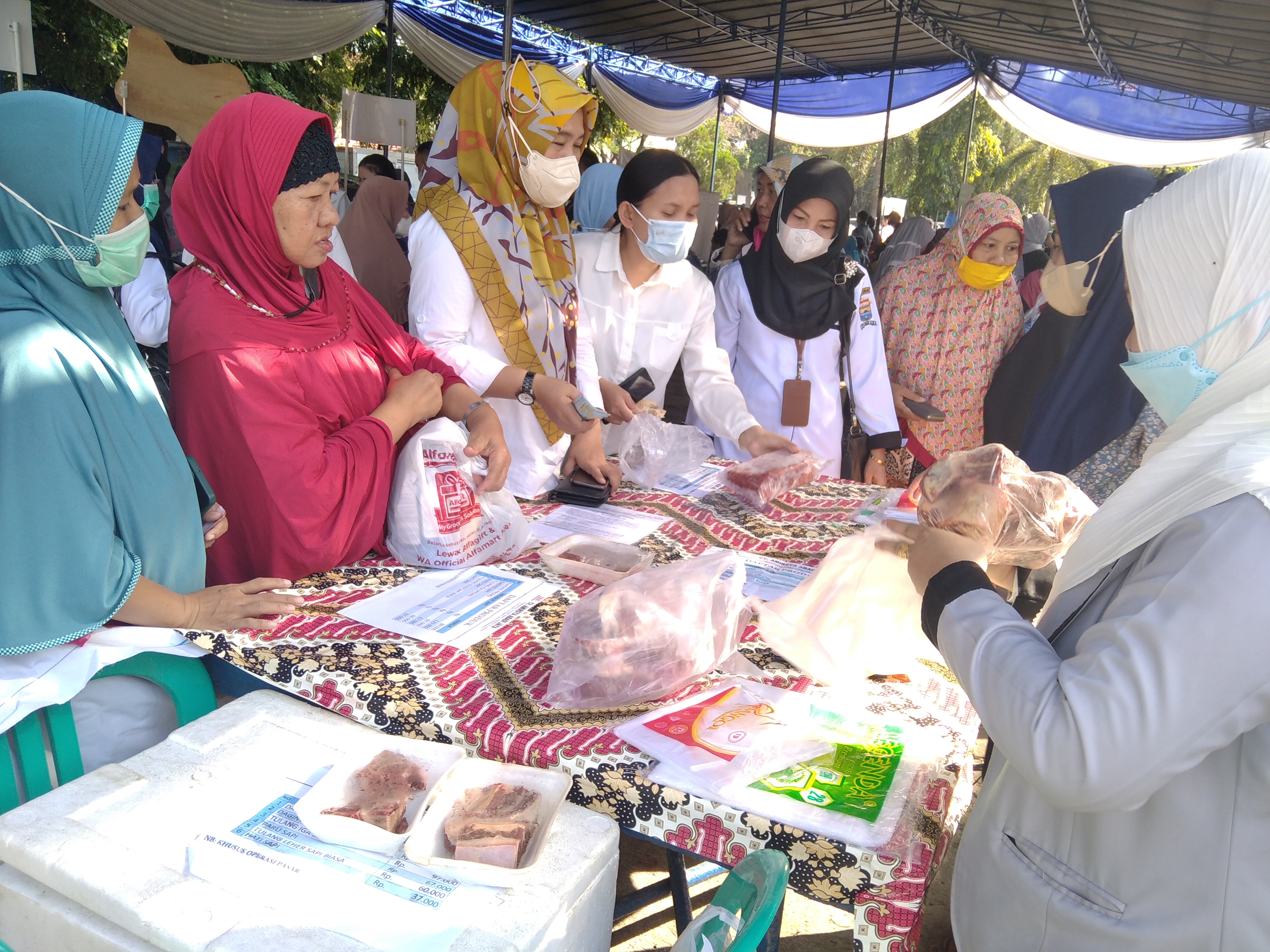 Suasana pasar Ramadan yang digelar Pemkot Palembang, Sumsel.  