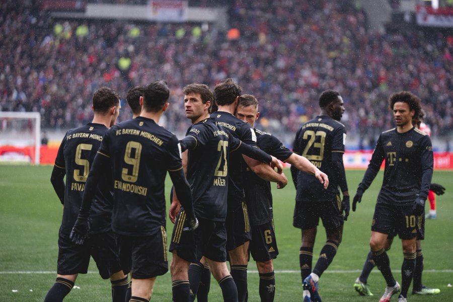 Pemain Bayern Muenchen merayakan kemenangan