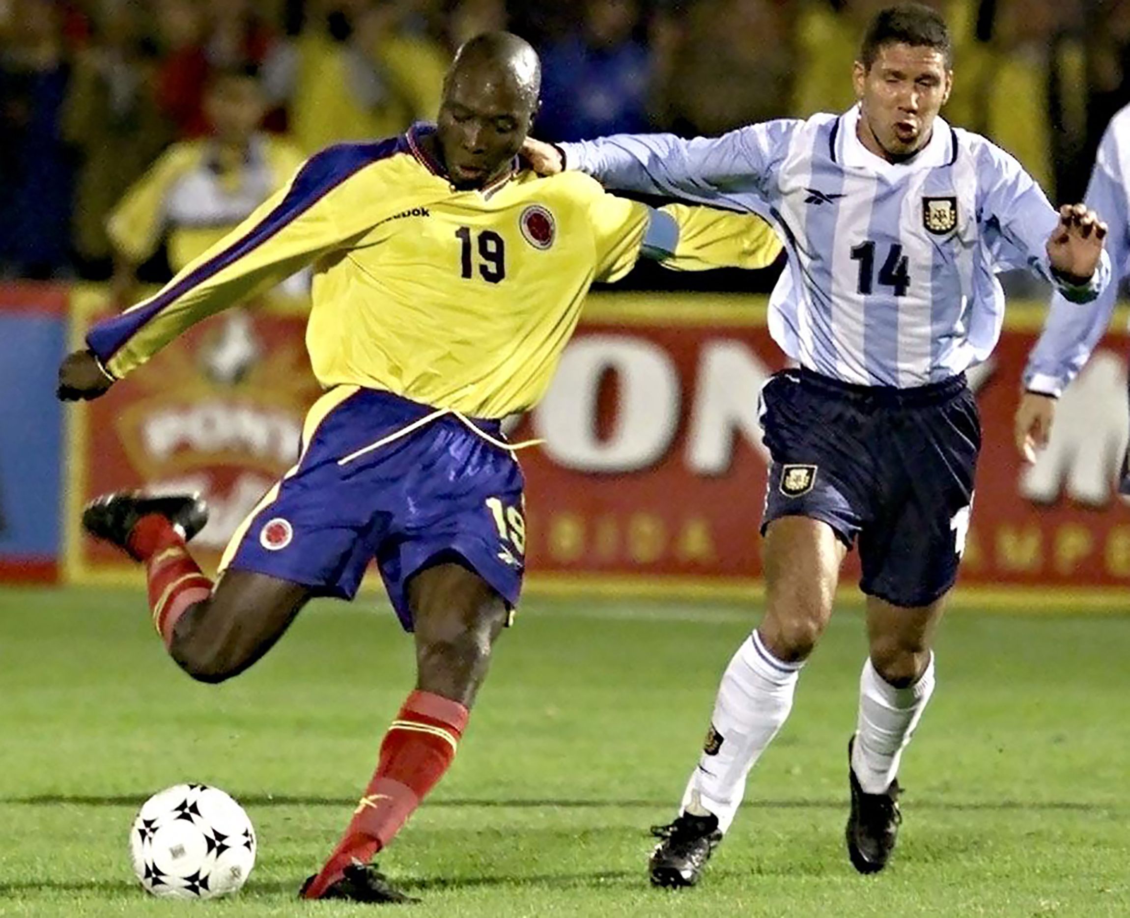 Freddy Rincon kala membela Kolombia dalam laga kualifikasi Piala Dunia 2002 melawan Argentina.