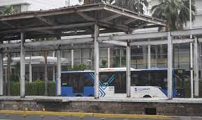 Bus Transjakarta melintasi halte Bundaran HI yang hangus terbakar di Jakarta, beberapa waktu lalu.