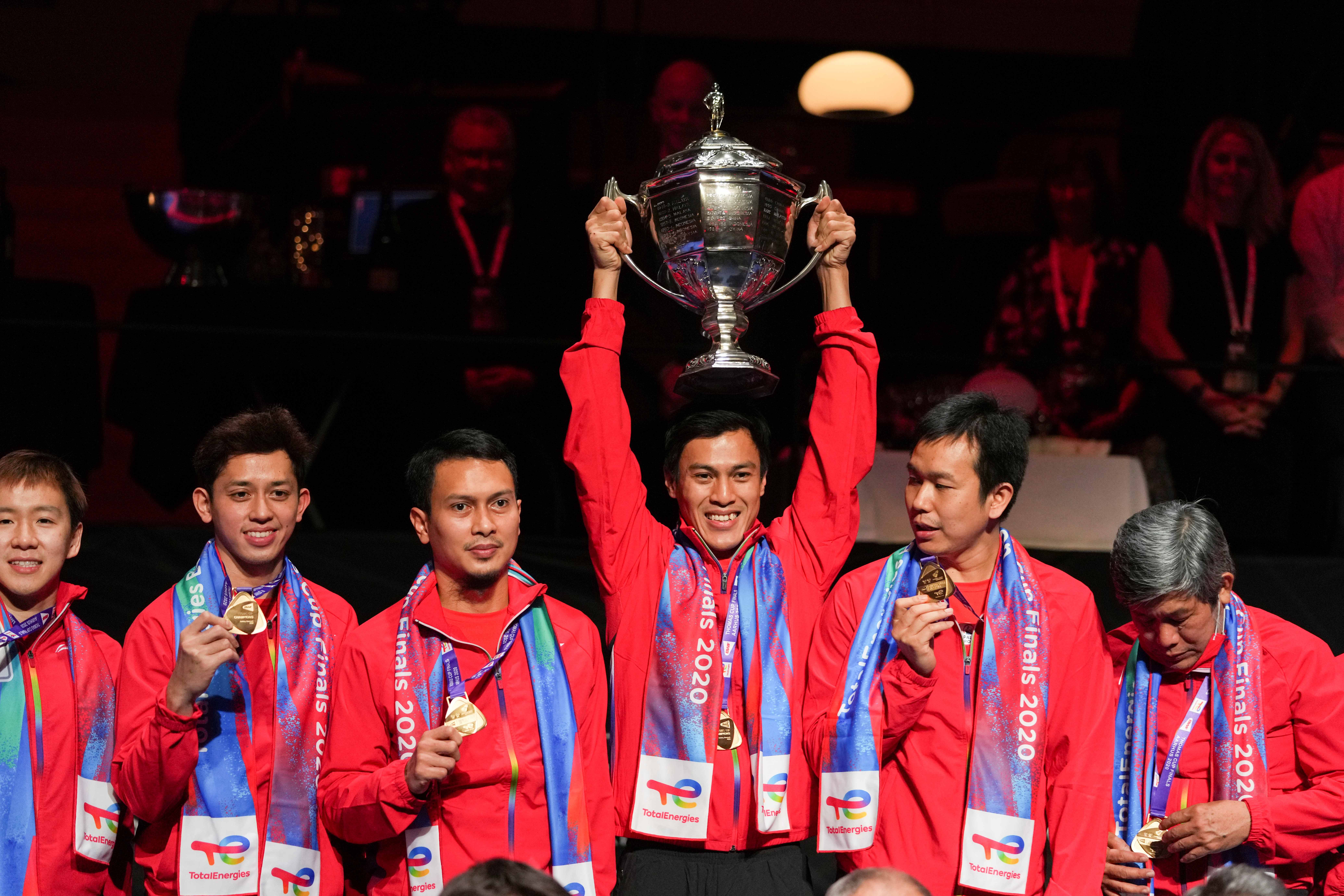 Pemain dan ofisial Indonesia melakukan selebrasi dengan mengangkat Piala Thomas di Aarhus, Denmark.