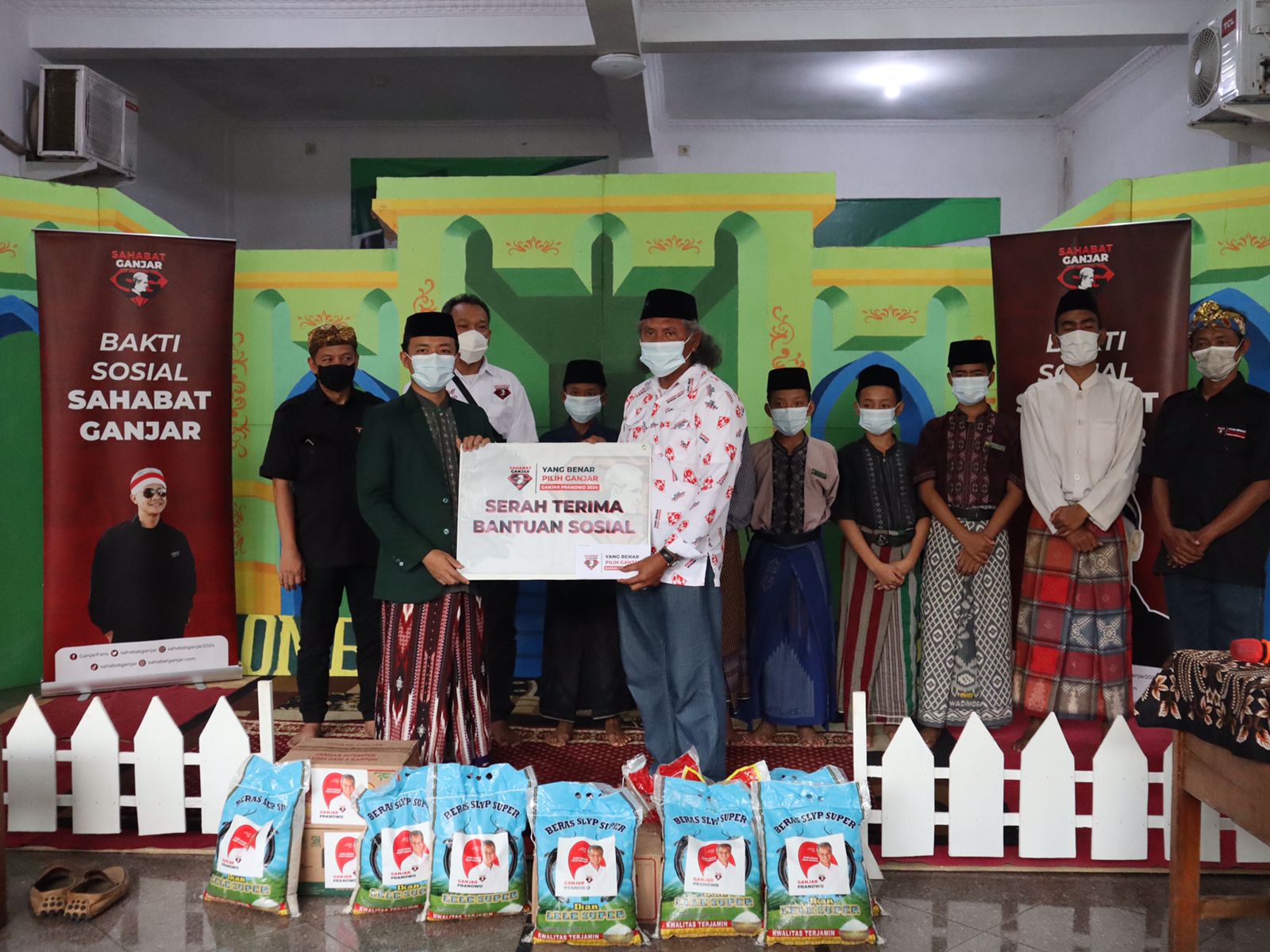 Kegiatan sosial Sahabat Ganjar di Kota Deapok, Jawa Barat. 